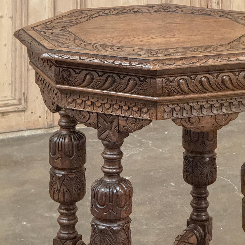 XX secolo Antique French Renaissance Tavolino ottagonale intagliato in vendita