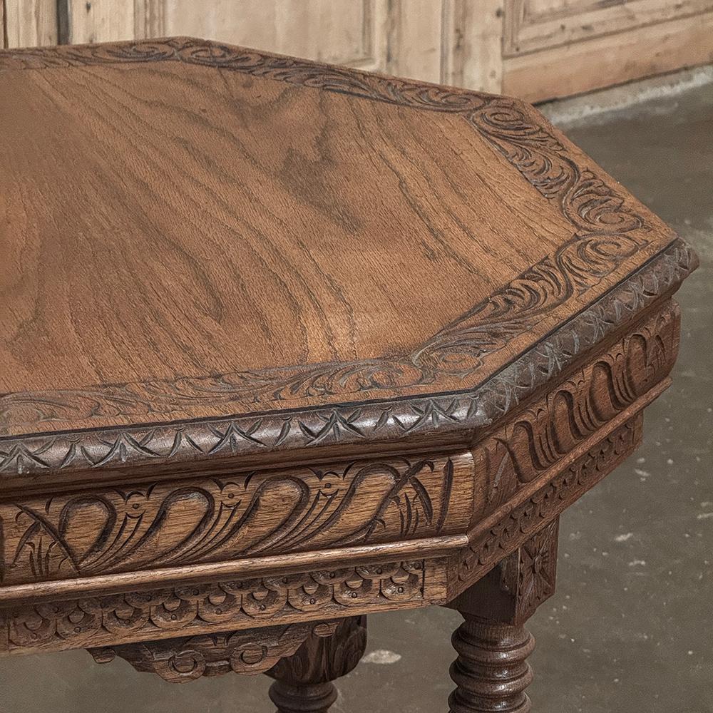 Quercia Antique French Renaissance Tavolino ottagonale intagliato in vendita