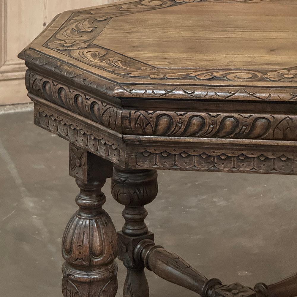 Quercia Antique French Renaissance Tavolino ottagonale intagliato in vendita