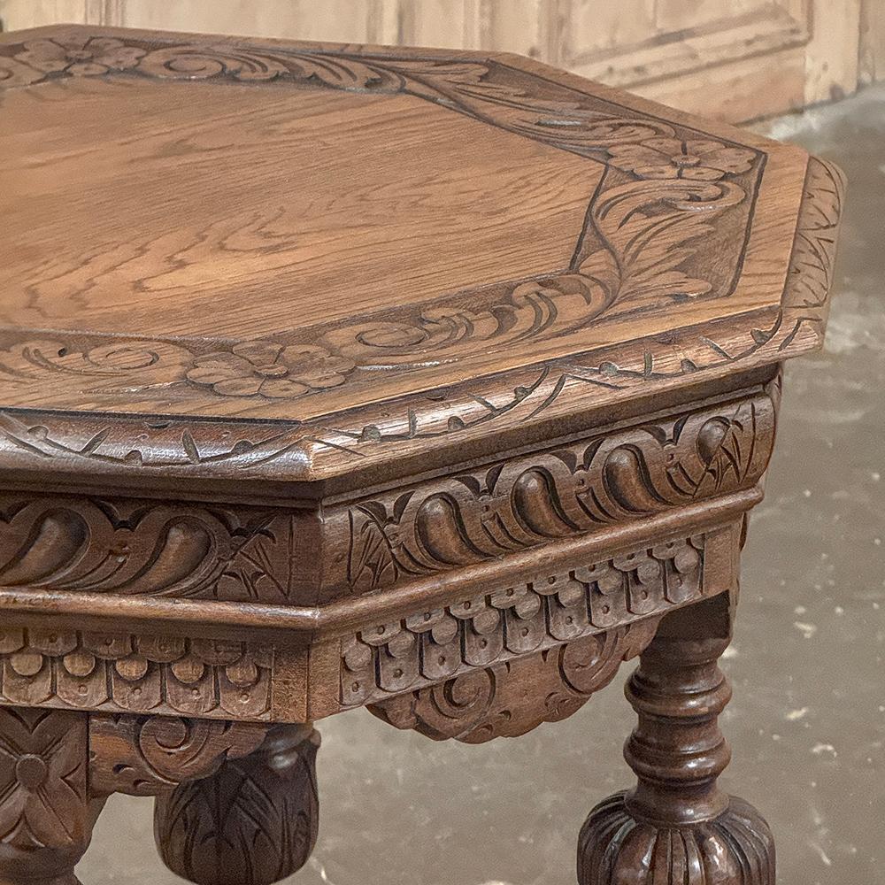 Quercia Antique French Renaissance Tavolino ottagonale intagliato in vendita