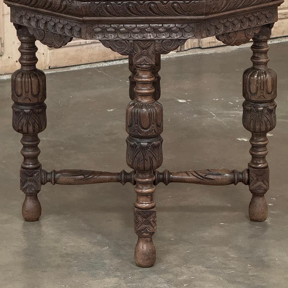 Antique French Renaissance Tavolino ottagonale intagliato in vendita 1