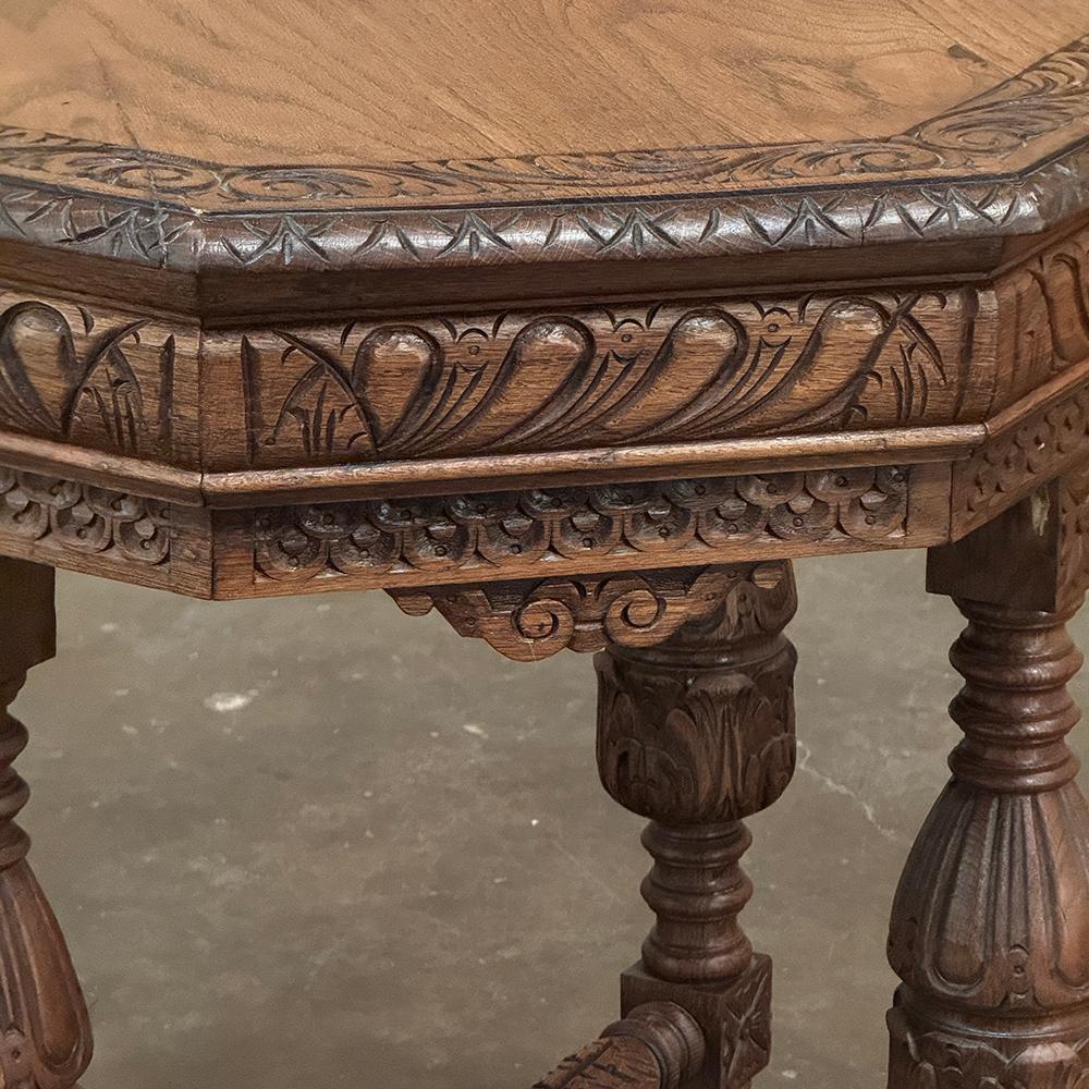 Antique French Renaissance Tavolino ottagonale intagliato in vendita 1