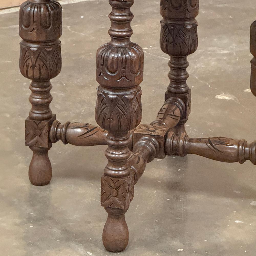 Antique French Renaissance Tavolino ottagonale intagliato in vendita 1