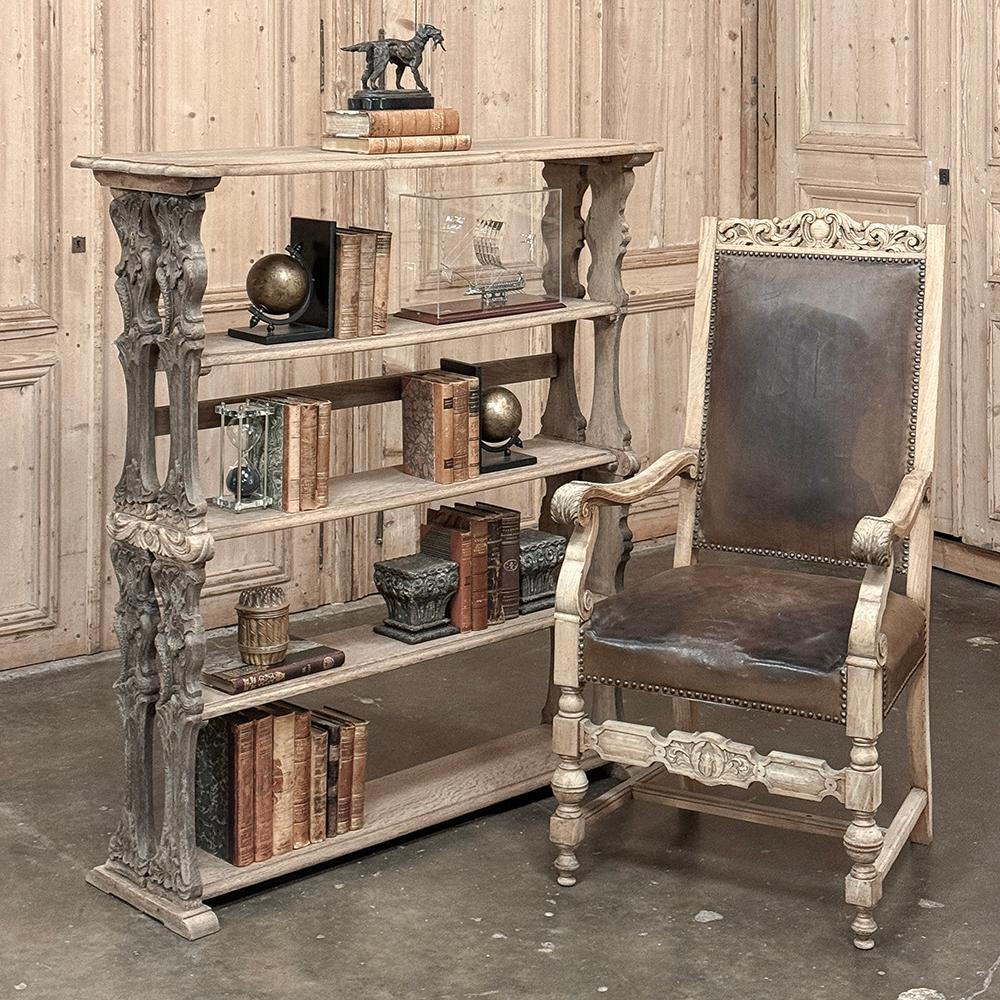 L'Antique French Renaissance Open Bookcase in Stripped Oak è la scelta perfetta per una libreria compatta e poco profonda, che occupa uno spazio minimo sul pavimento ma è in grado di contenere decine di libri a portata di mano!  Gli intriganti