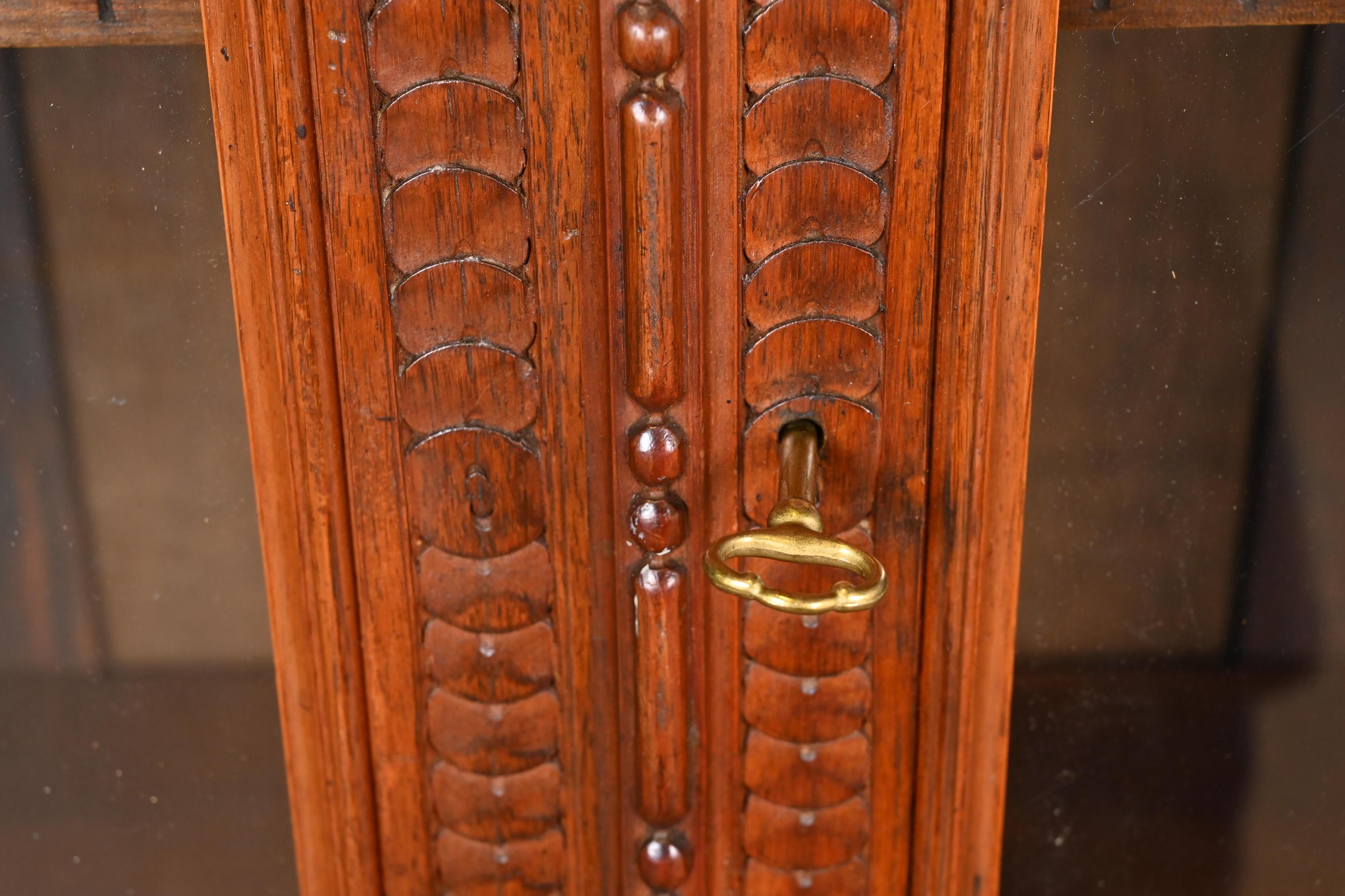Antique French Renaissance Ornate Carved Walnut Bookcase Cabinet, CIRCA 1900 in vendita 3