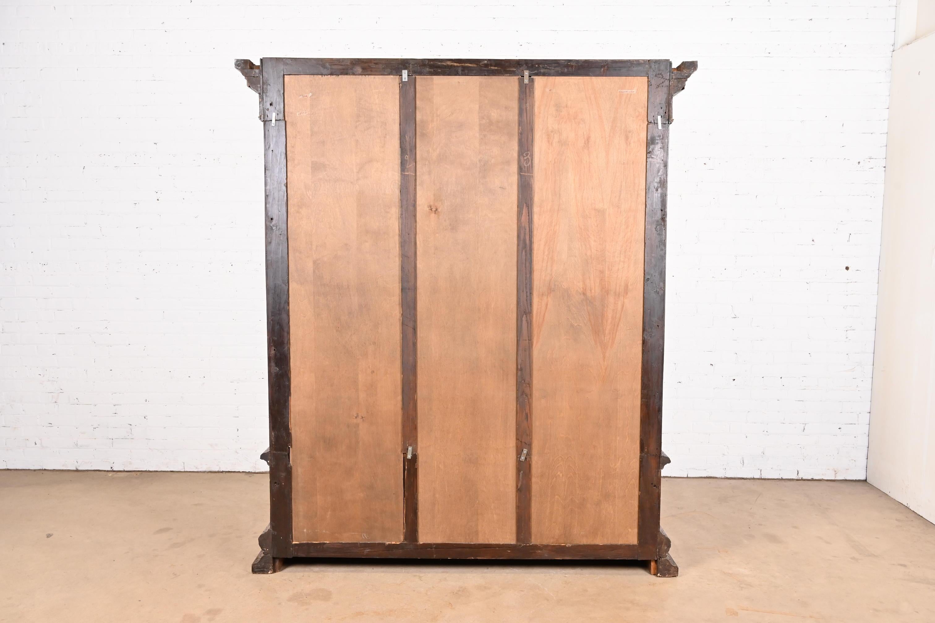 Antique French Renaissance Ornate Carved Walnut Bookcase Cabinet, CIRCA 1900 in vendita 5
