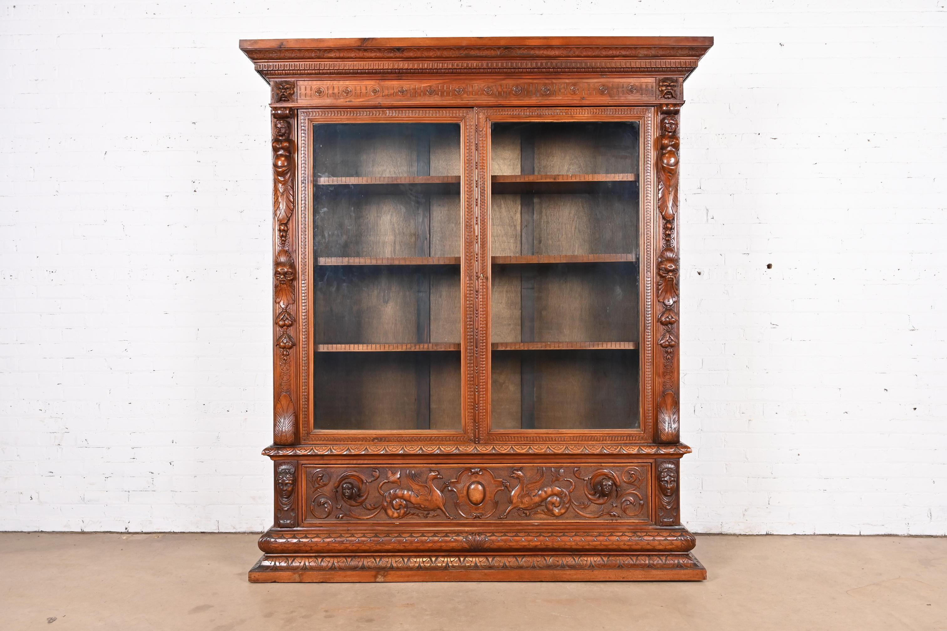 Un'eccezionale libreria monumentale antica del Rinascimento francese

Alla maniera di R.J. Horner & Co.

Francia, circa 1900

Ornato in noce intagliato con busti femminili, volti e fogliame. Frontali in vetro originali. I ripiani sono