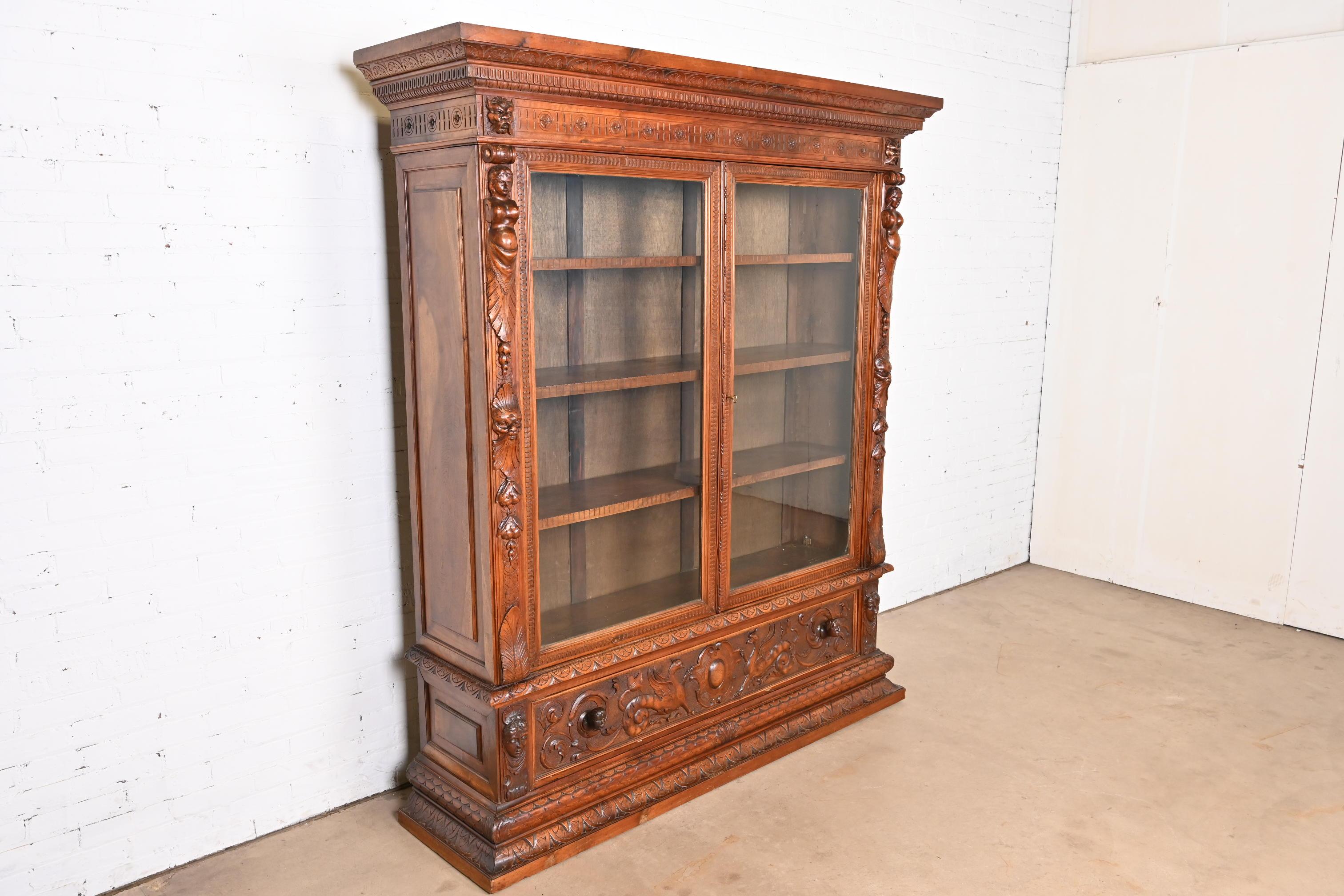 Antique French Renaissance Ornate Carved Walnut Bookcase Cabinet, CIRCA 1900 In condizioni buone in vendita a South Bend, IN