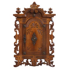 Ancienne armoire murale française de style néo-Renaissance du 19ème siècle en bois sculpté avec lion