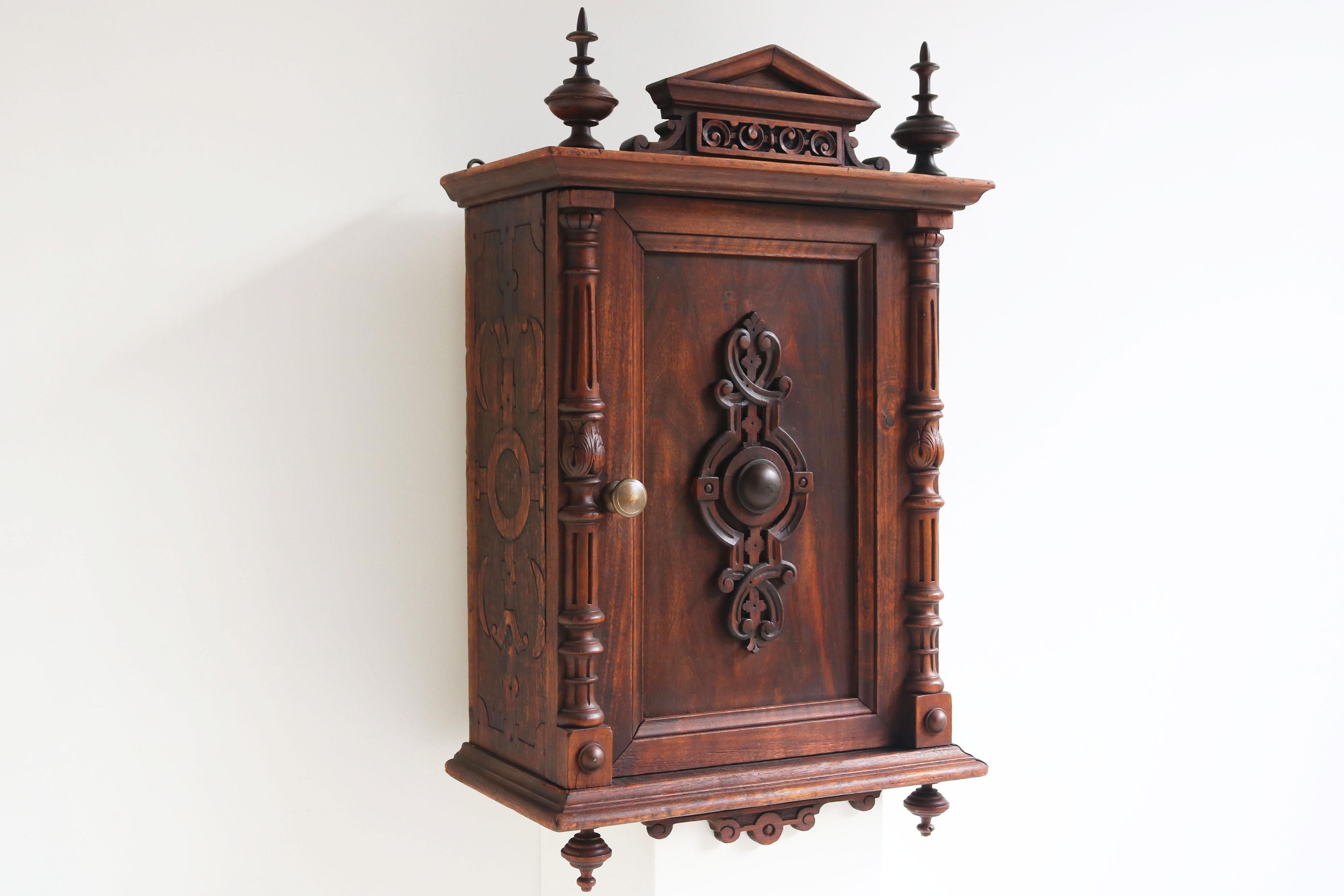 Francese Antique French Renaissance revival - Armadio a muro / Appendiabiti del XIX secolo in vendita