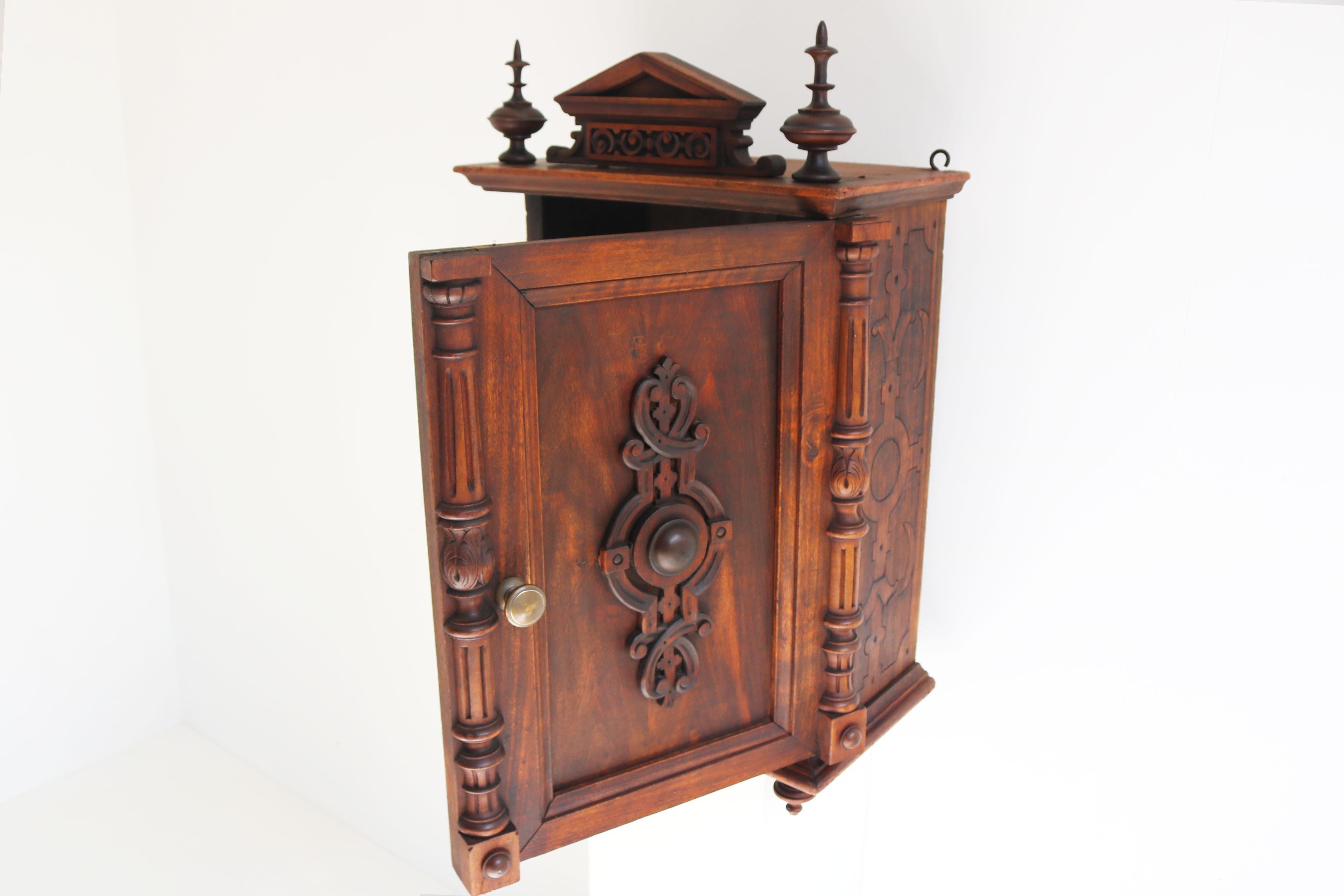 Antique French Renaissance revival - Armadio a muro / Appendiabiti del XIX secolo in vendita 1