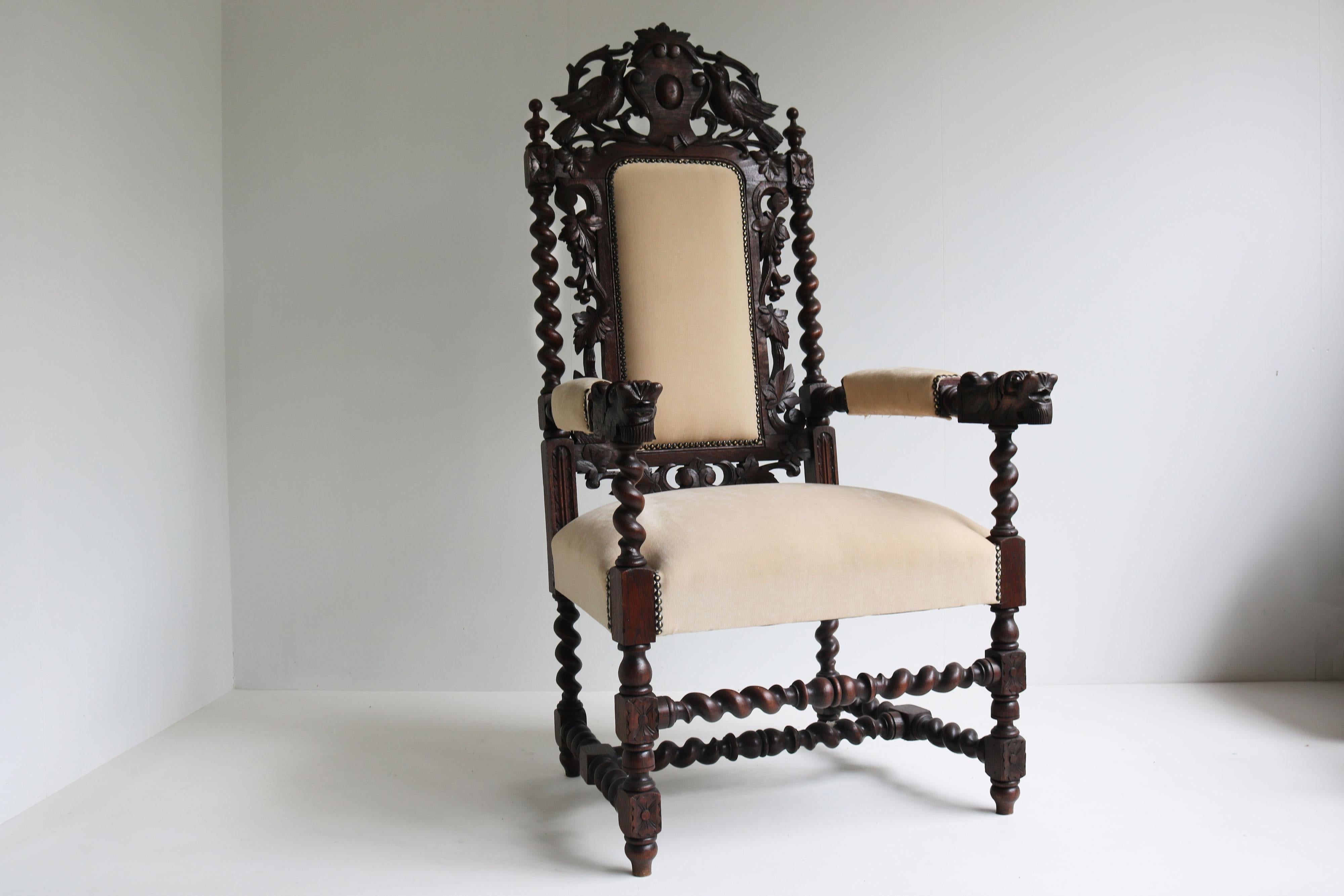 Splendida sedia/poltrona antica francese del XIX secolo in stile revival rinascimentale con scena di caccia/foresta nera. Completamente intagliato a mano in quercia europea con una meravigliosa patina. Lo schienale mostra due uccelli e foglie e rami