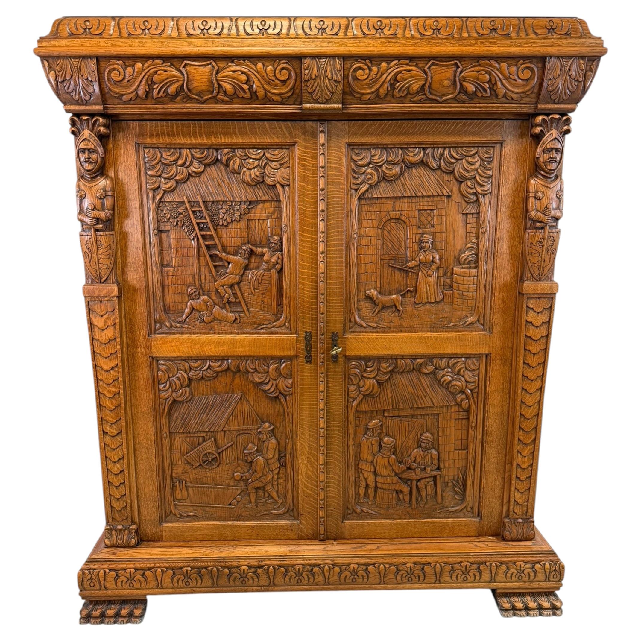 Antique French Renaissance Revival Cabinet en Oak sculpté avec des panneaux figuratifs