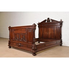 Antique French Renaissance Revival Cama de matrimonio de nogal tallado, Circa 1880s