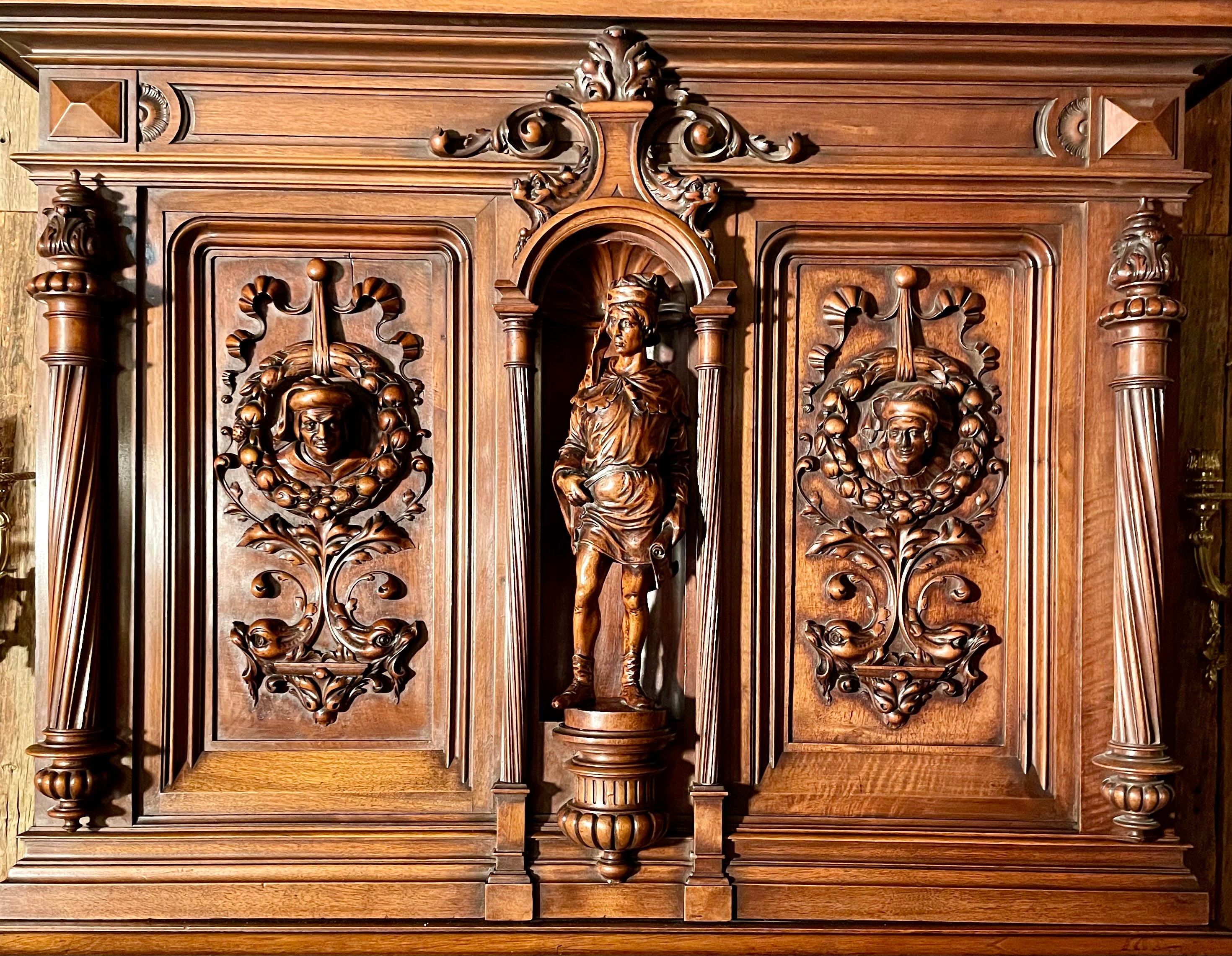 Antique French Renaissance Revival Mantel de Nogal Tallado, Circa 1880. Renacimiento renacentista en venta
