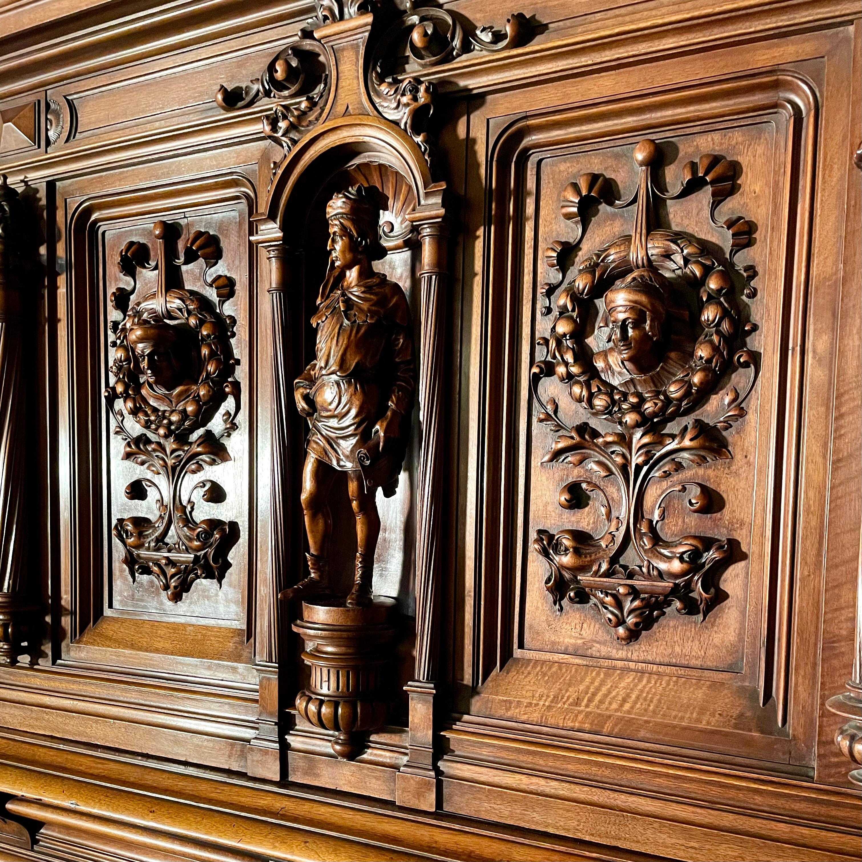 Antique French Renaissance Revival Mantel de Nogal Tallado, Circa 1880. Francés en venta