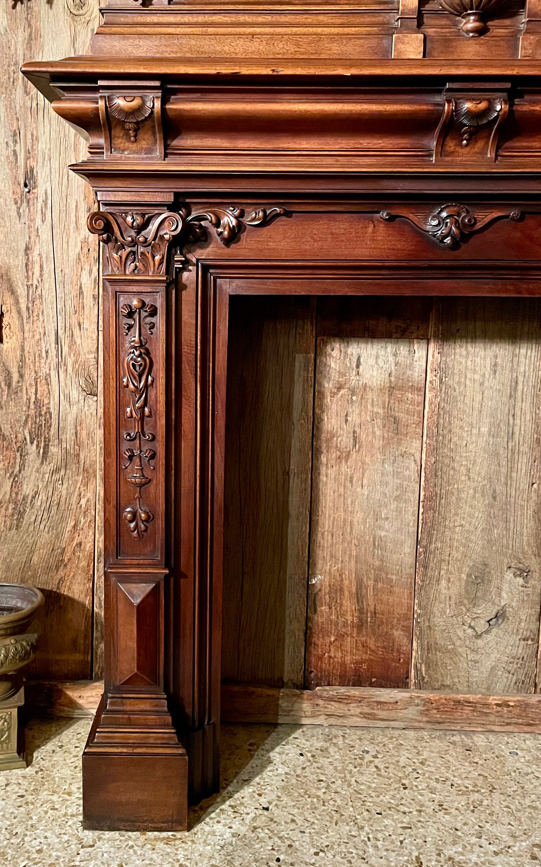 Antique French Renaissance Revival Mantel de Nogal Tallado, Circa 1880. en Bueno estado para la venta en New Orleans, LA