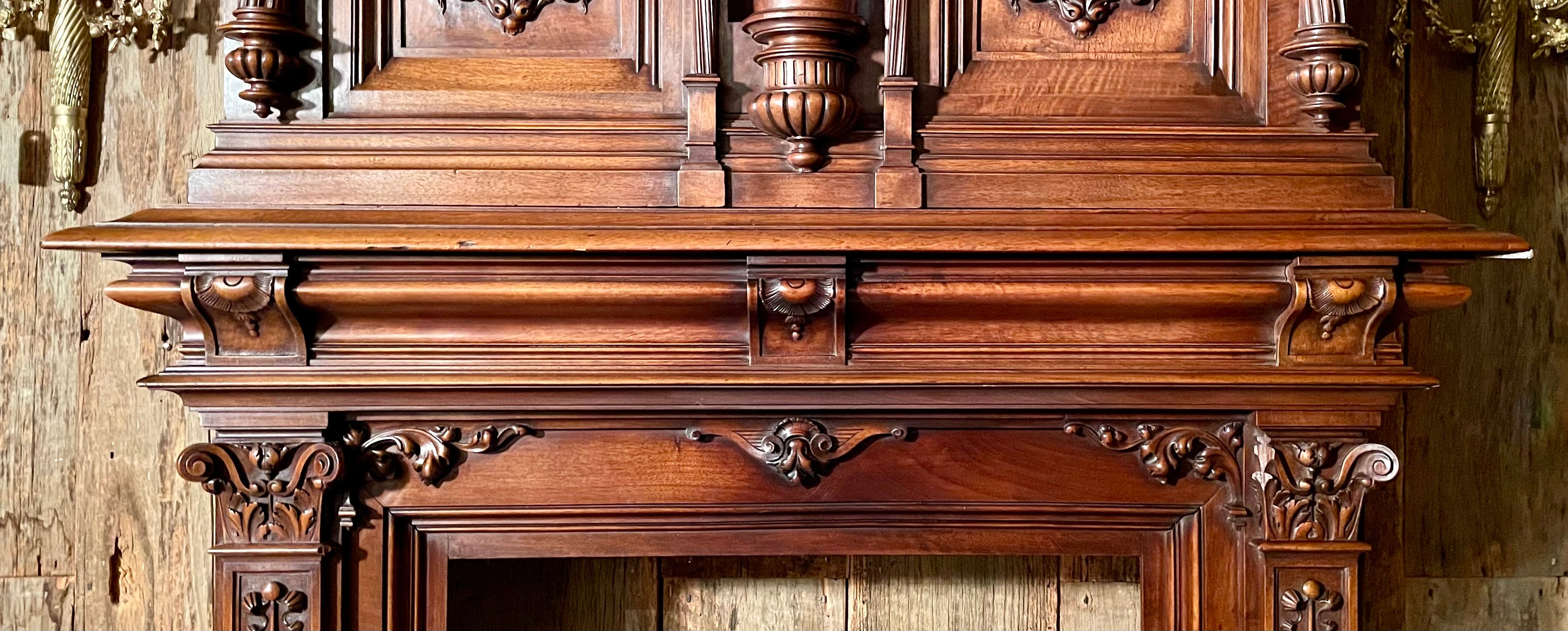 Antique French Renaissance Revival Mantel de Nogal Tallado, Circa 1880. siglo XIX en venta