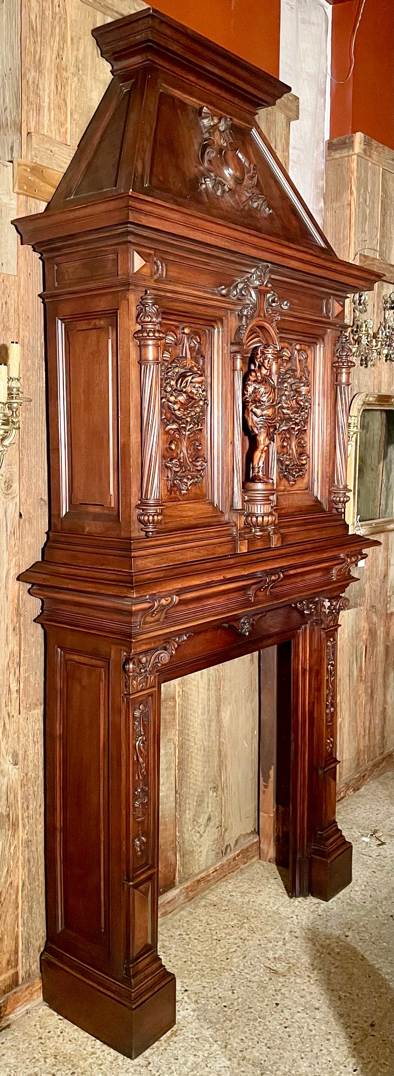Antique French Renaissance Revival Mantel de Nogal Tallado, Circa 1880. en venta 1