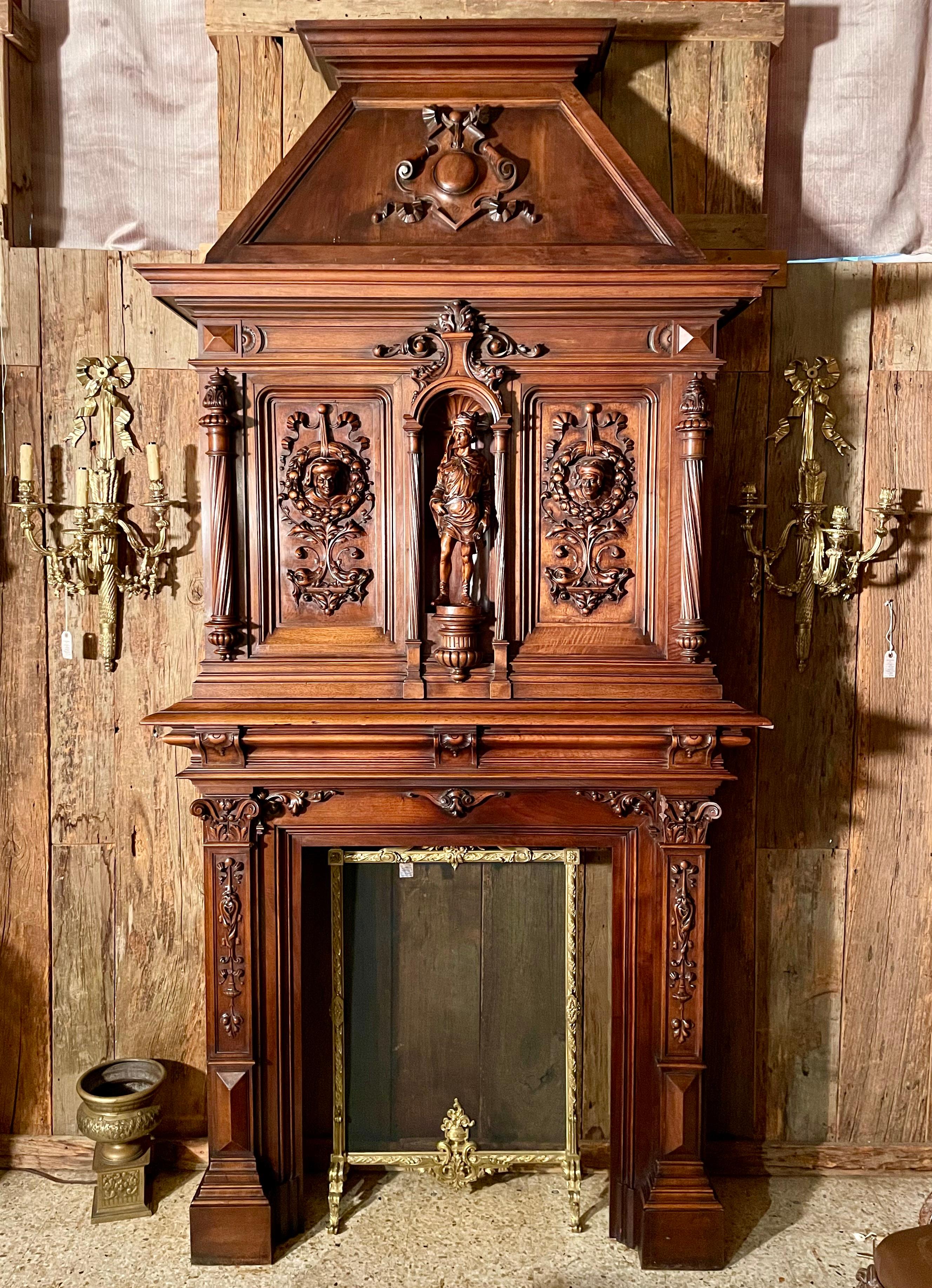 Antique French Renaissance Revival Mantel de Nogal Tallado, Circa 1880. en venta 2
