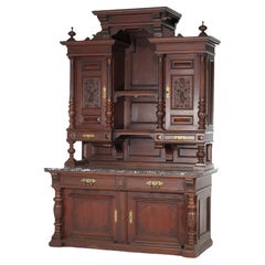 Antique French Renaissance Revival Armoire de cour en noyer sculpté avec dessus en marbre C1890