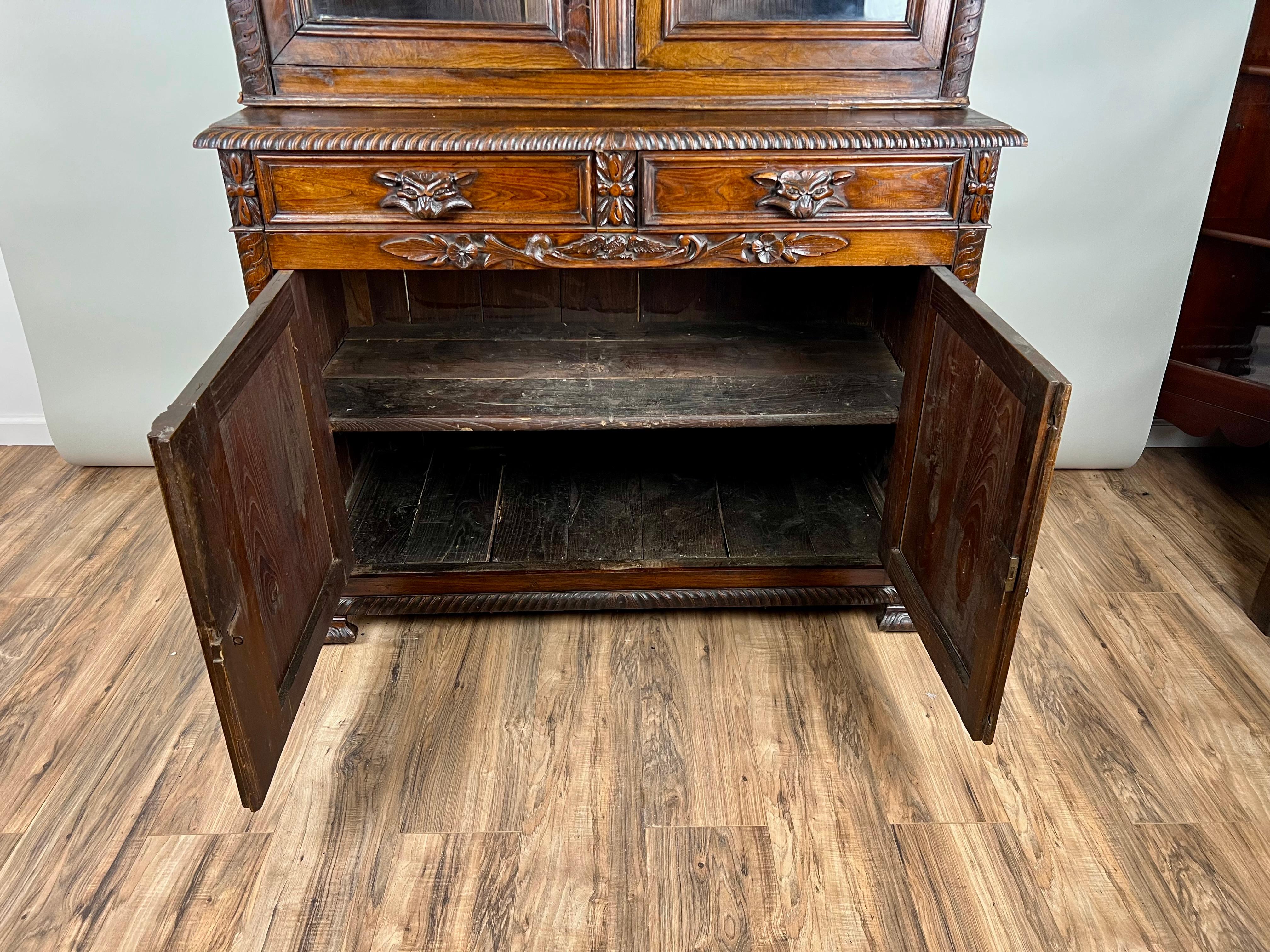 Antique French Renaissance Revival Chestnut Step Back Book Case c. Milieu du 19ème siècle. en vente 2