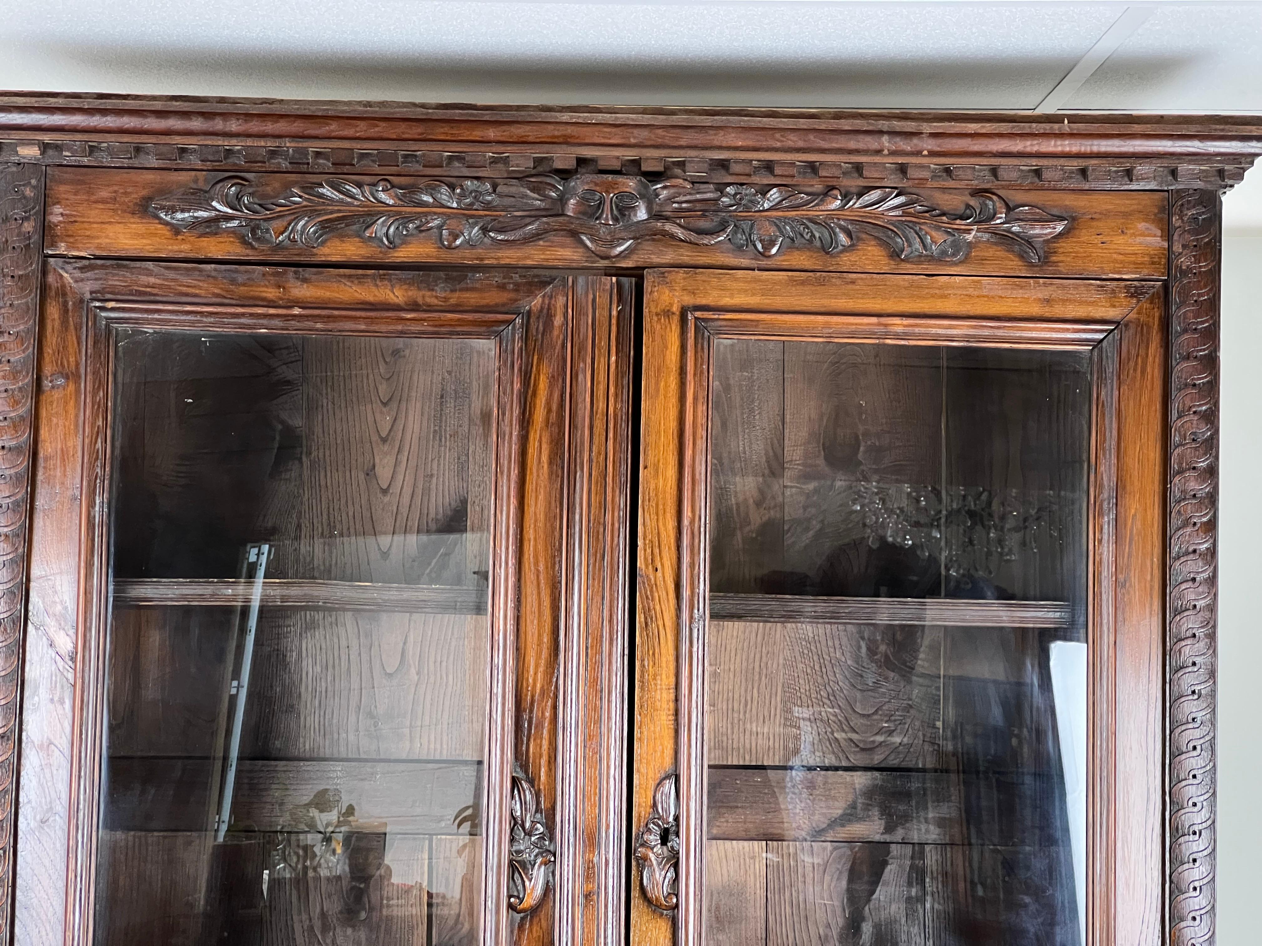 Antique French Renaissance Revival Chestnut Step Back Book Case c. Milieu du 19ème siècle. en vente 3