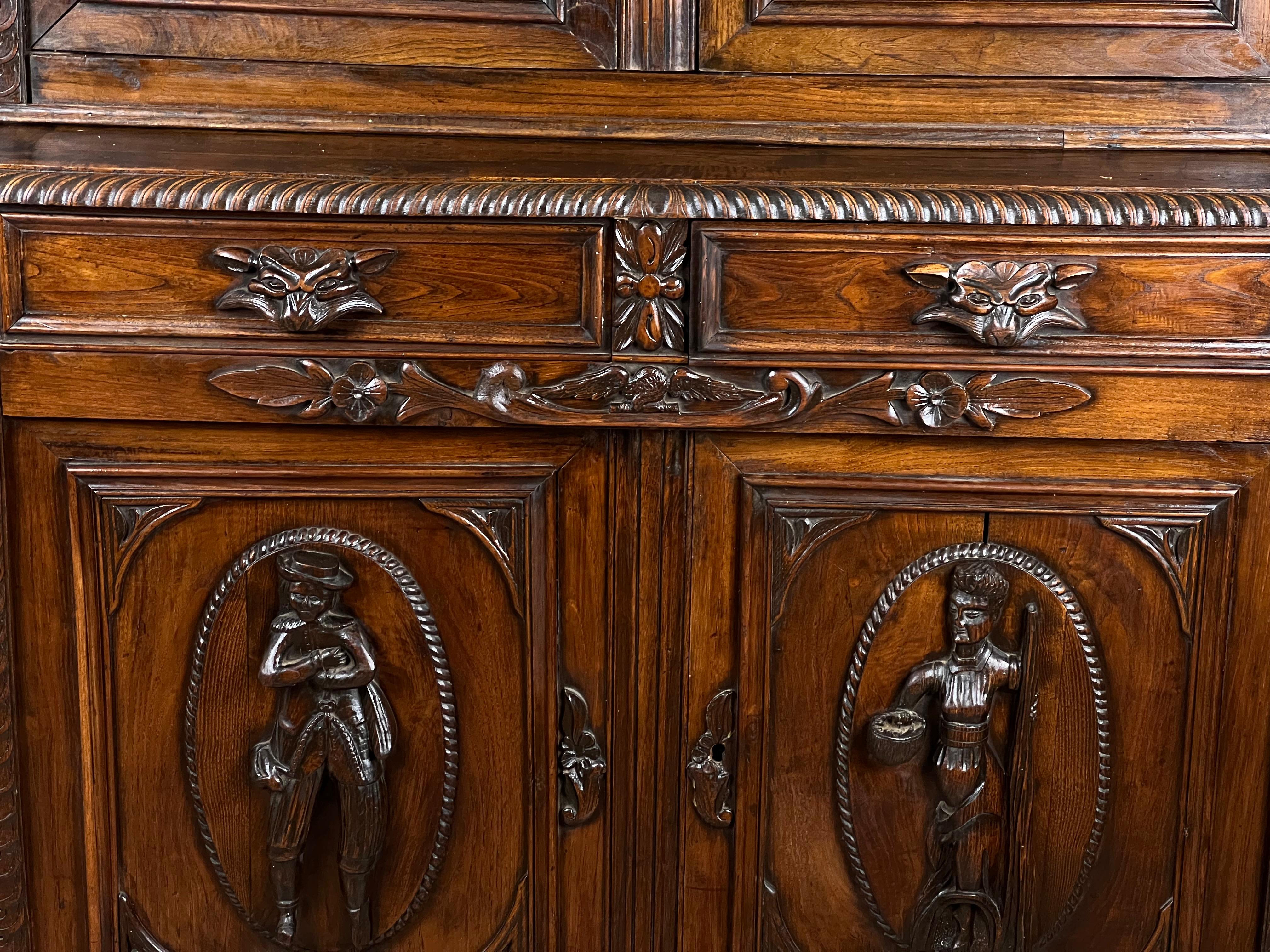 Antique French Renaissance Revival Chestnut Step Back Book Case c. Milieu du 19ème siècle. en vente 4