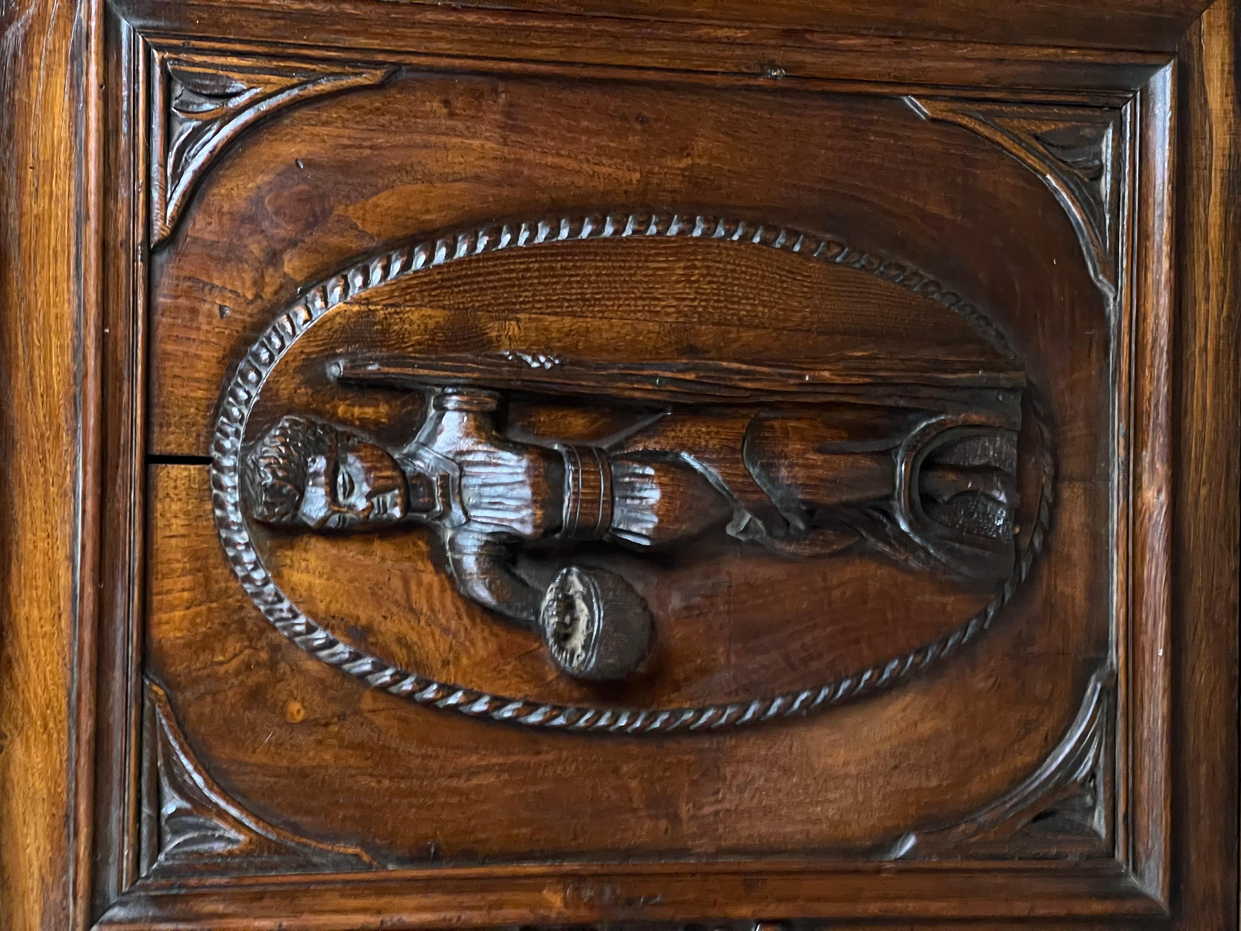 Antique French Renaissance Revival Chestnut Step Back Book Case c. Milieu du 19ème siècle. en vente 5
