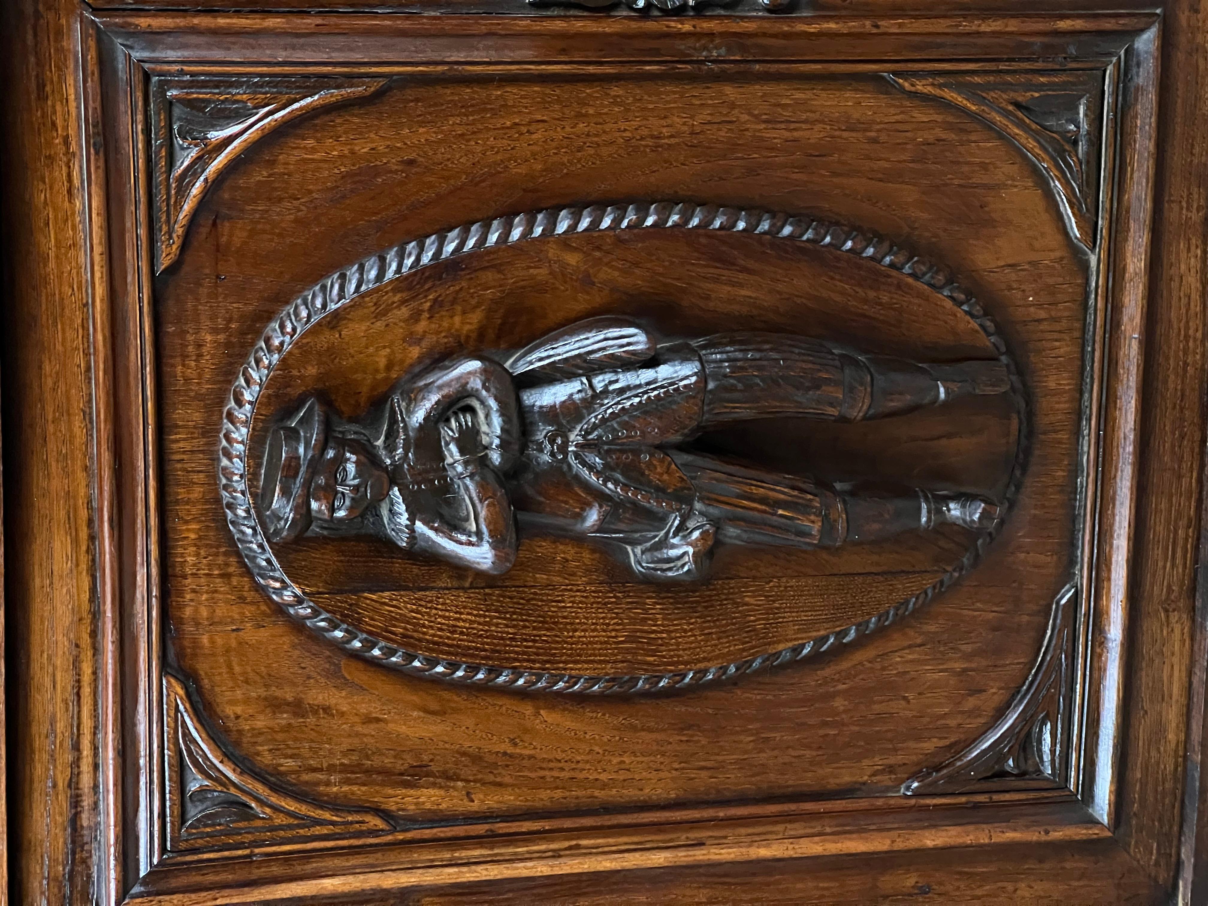 Antique French Renaissance Revival Chestnut Step Back Book Case c. Milieu du 19ème siècle. en vente 6