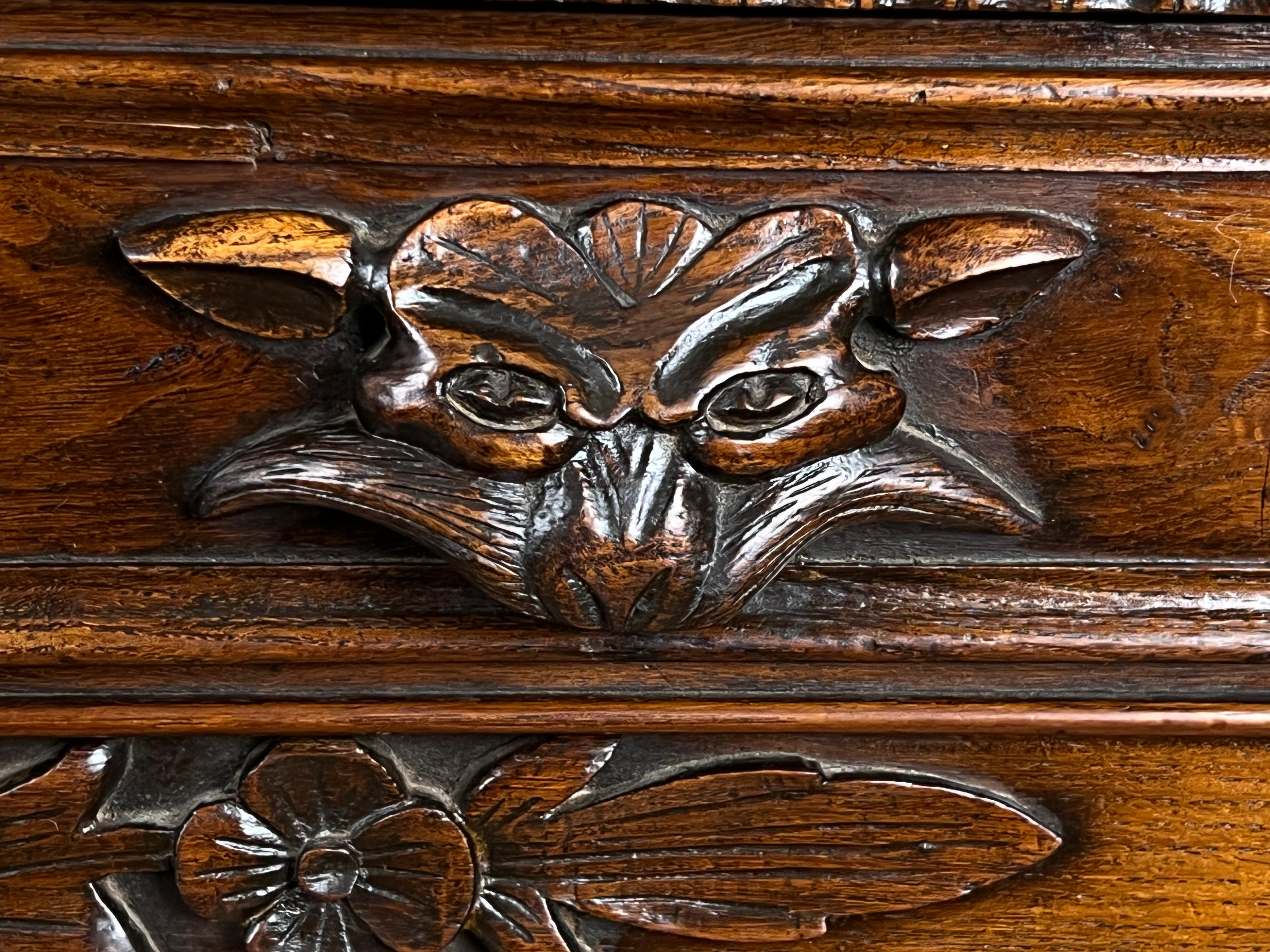 Antique French Renaissance Revival Chestnut Step Back Book Case c. Milieu du 19ème siècle. en vente 7