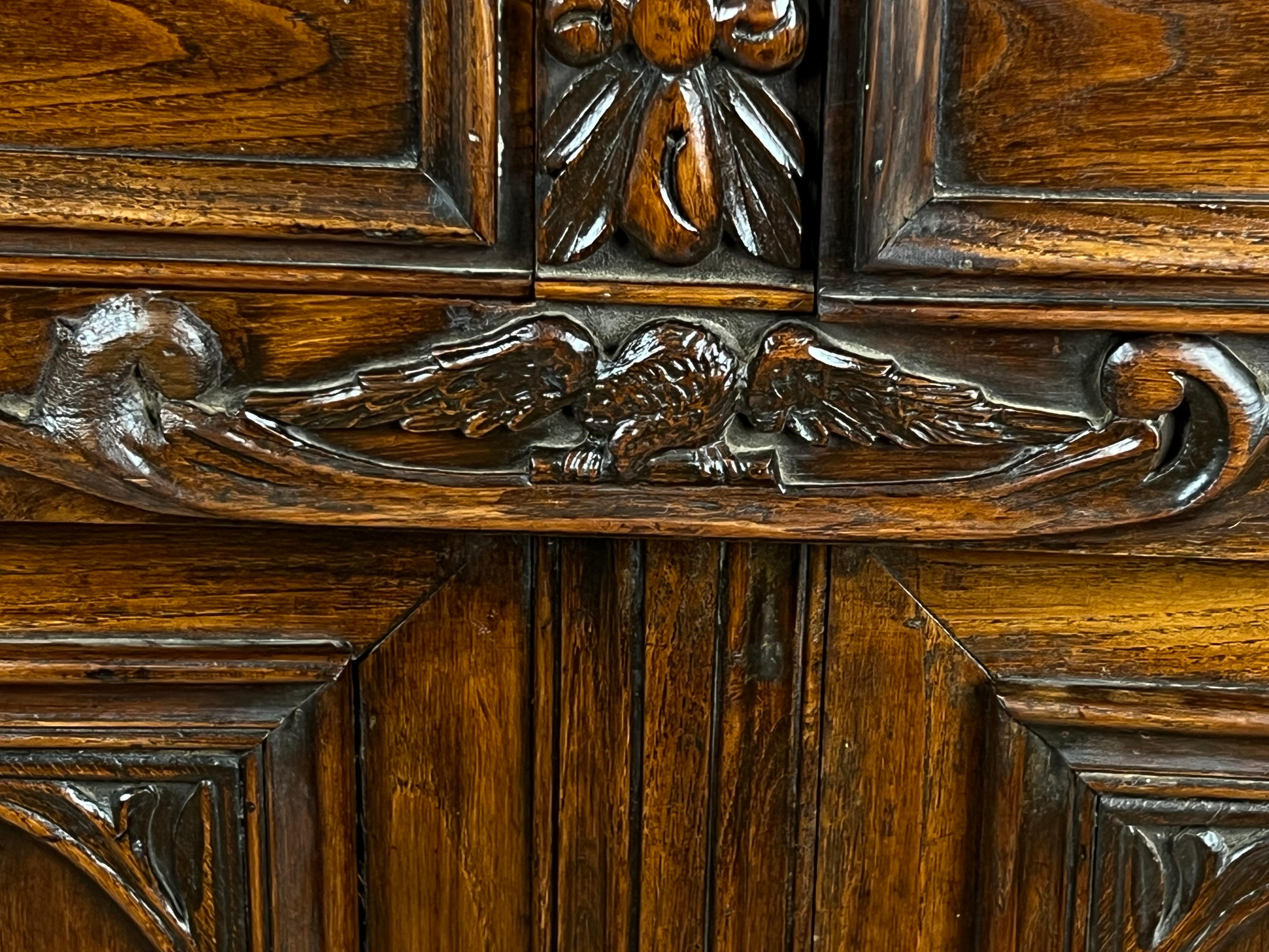 Antique French Renaissance Revival Chestnut Step Back Book Case c. Milieu du 19ème siècle. en vente 8
