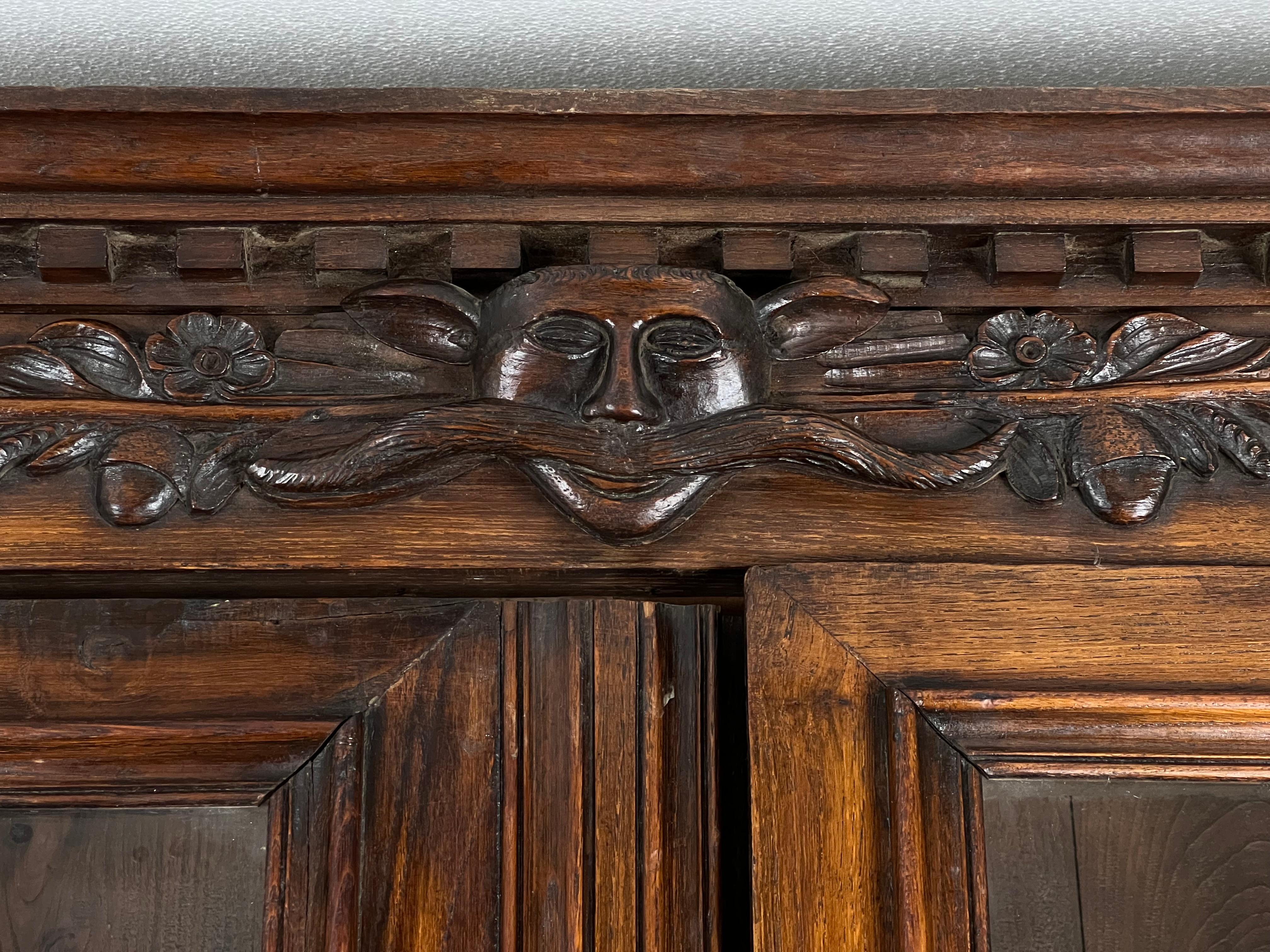 Antique French Renaissance Revival Chestnut Step Back Book Case c. Milieu du 19ème siècle. en vente 10