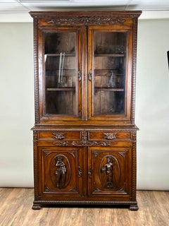 Antique French Renaissance Revival Chestnut Step Back Book Case c. Milieu du 19ème siècle.