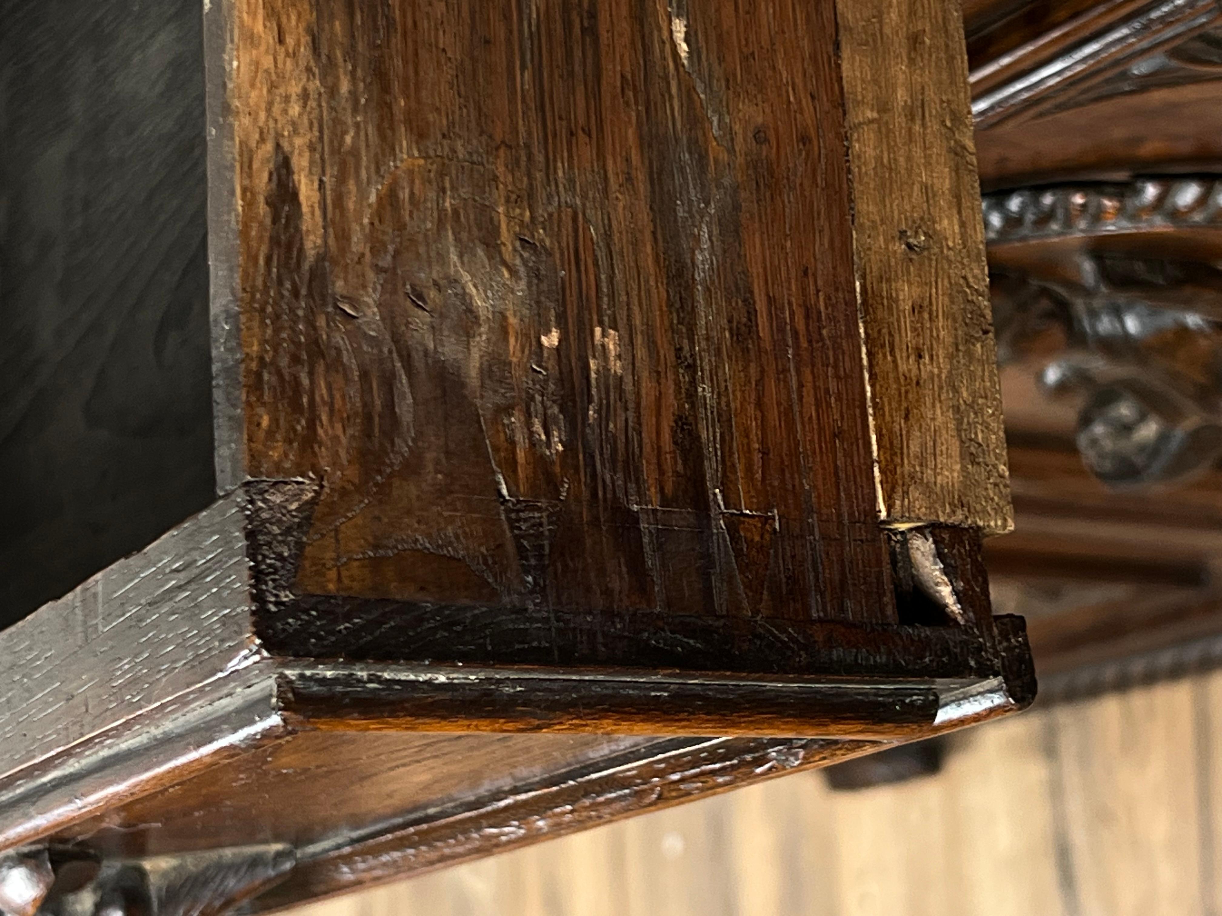 Antique French Renaissance Revival Chestnut Step Back Book Case c. Milieu du 19ème siècle. en vente 12