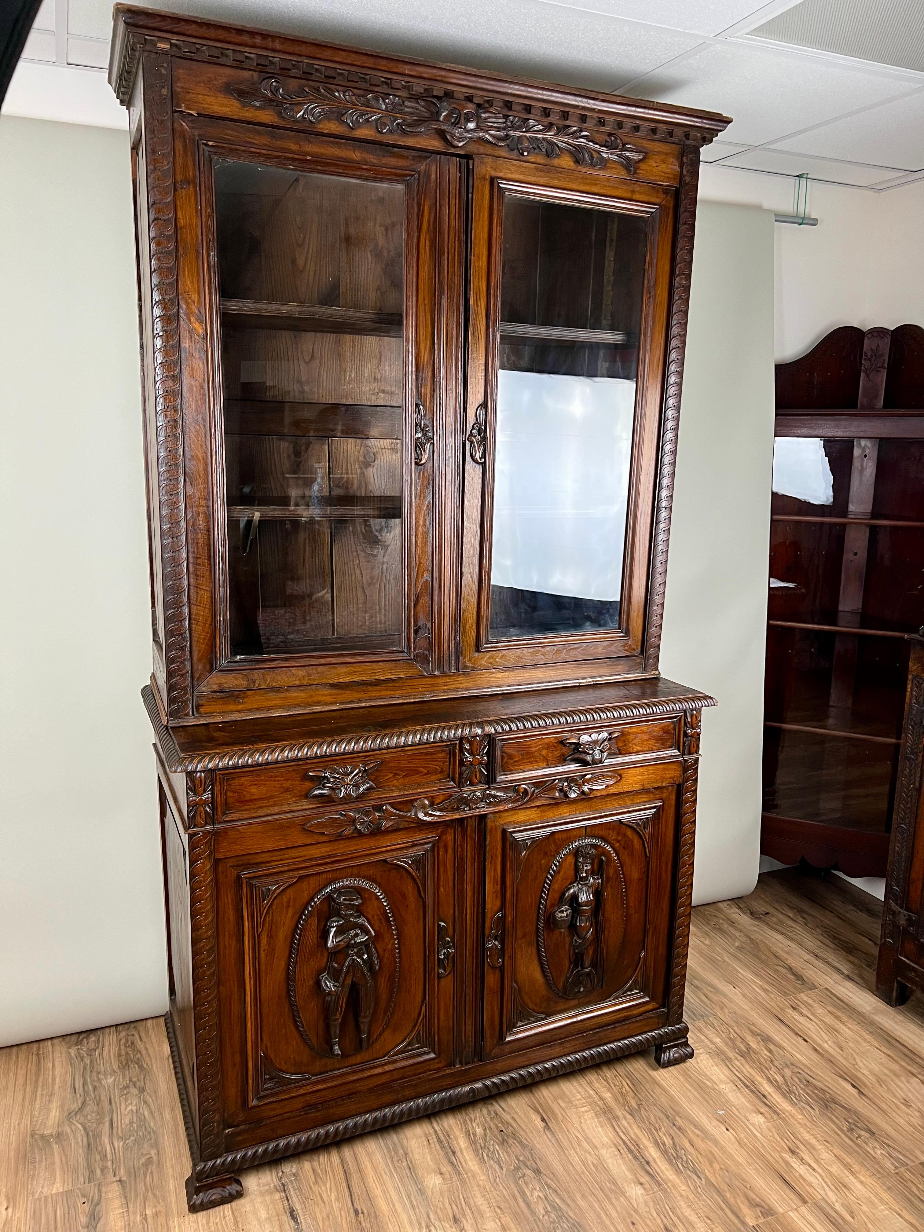 Louis XIII Antique French Renaissance Revival Chestnut Step Back Book Case c. Milieu du 19ème siècle. en vente