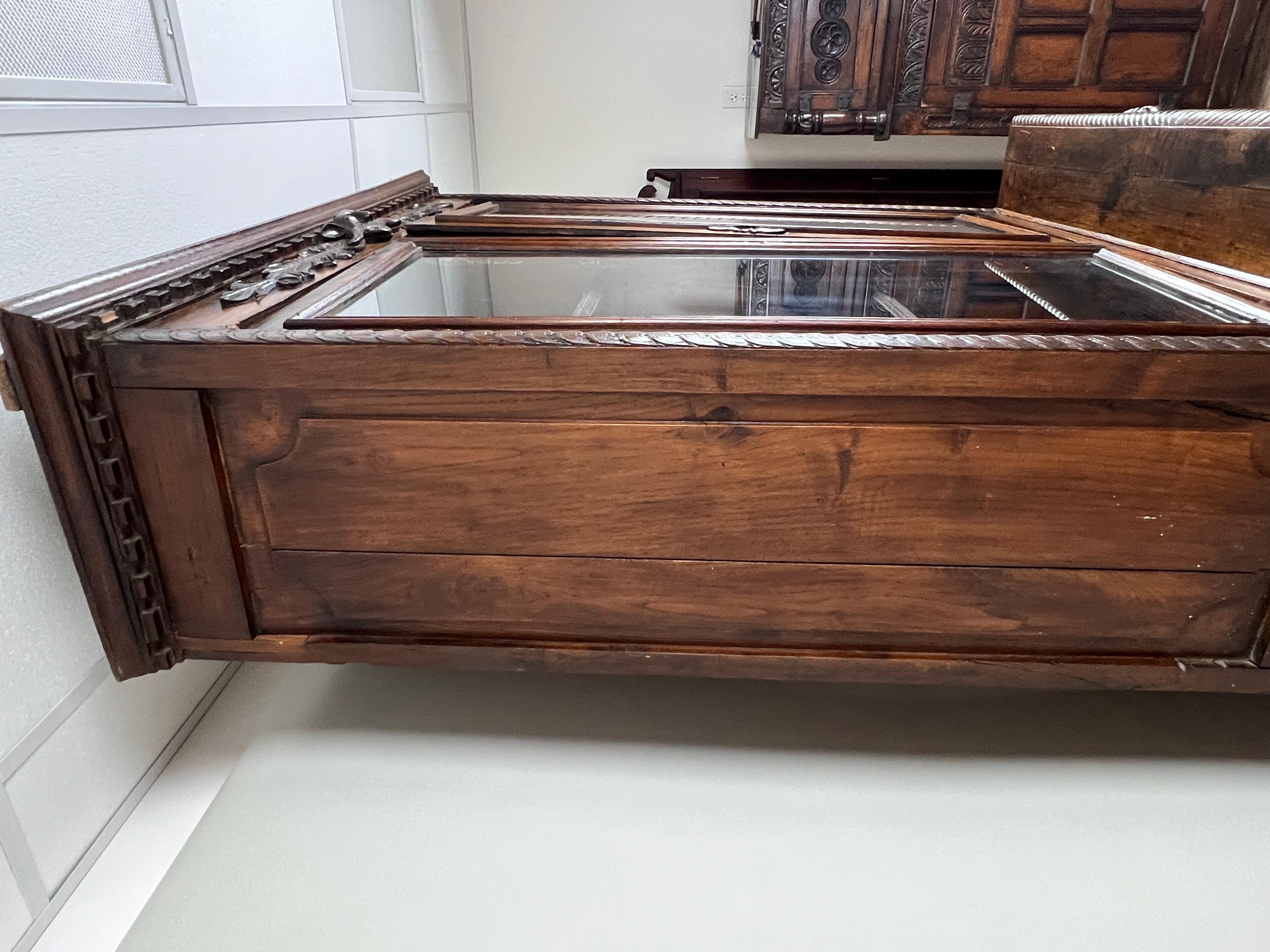 Sculpté à la main Antique French Renaissance Revival Chestnut Step Back Book Case c. Milieu du 19ème siècle. en vente