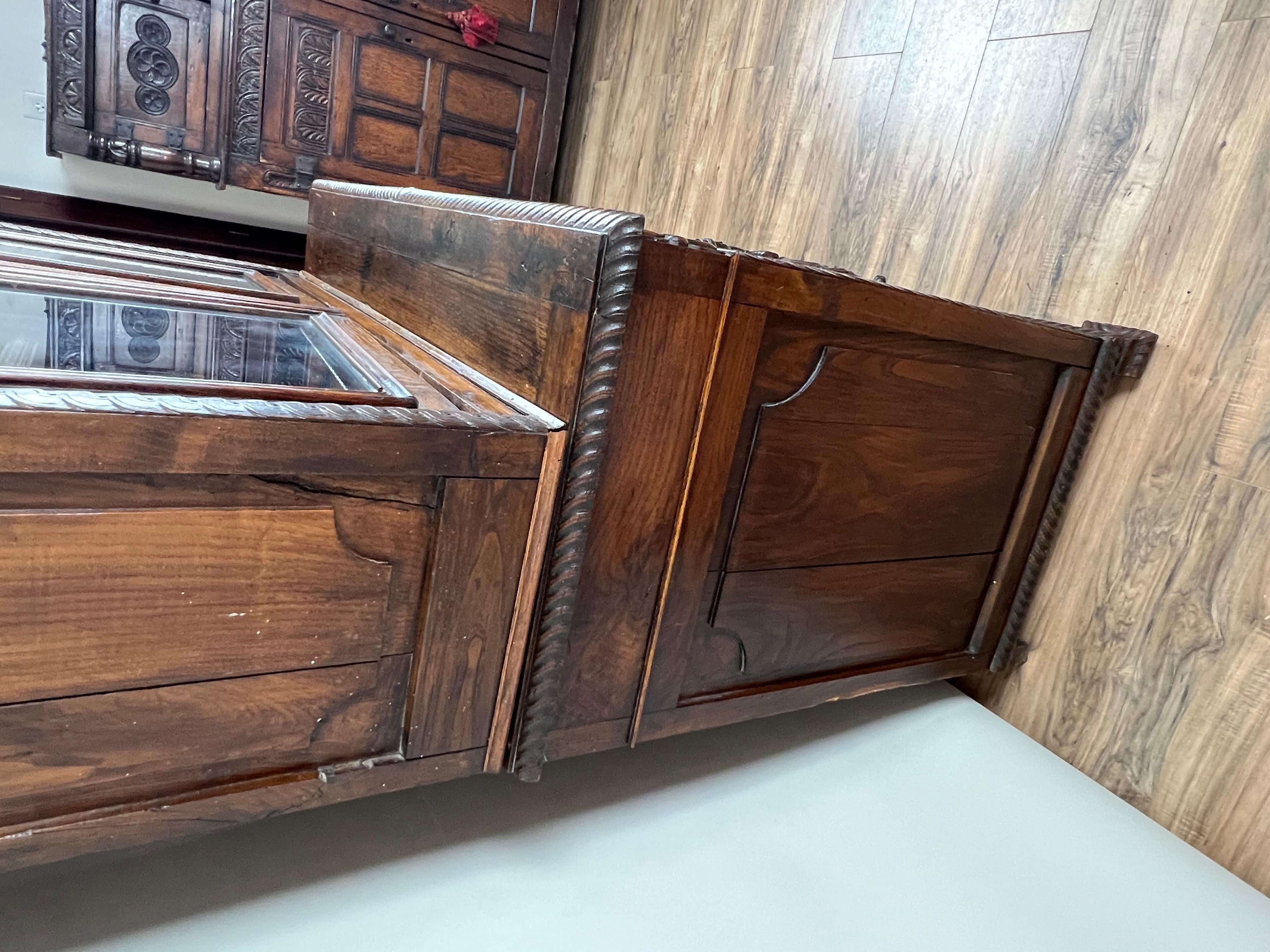 Antique French Renaissance Revival Chestnut Step Back Book Case c. Milieu du 19ème siècle. Bon état - En vente à Westfield, MA