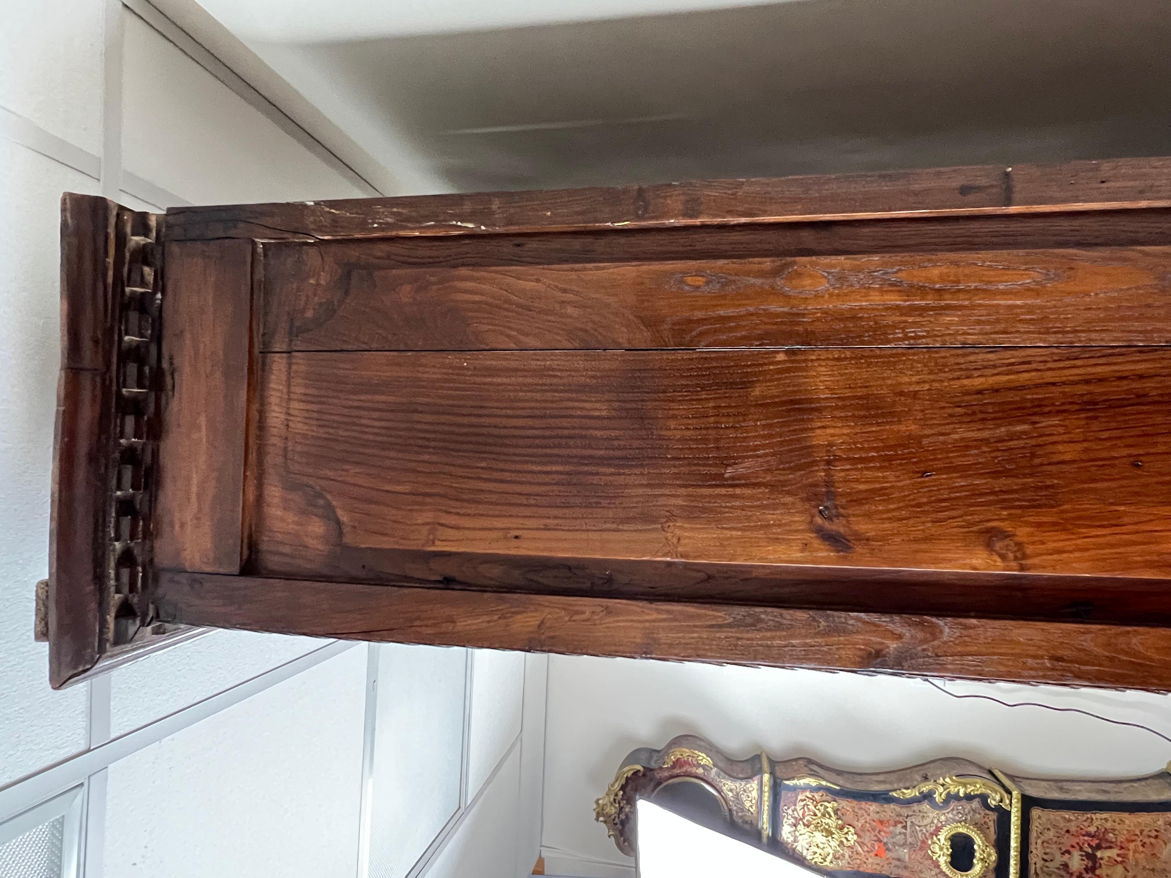 XIXe siècle Antique French Renaissance Revival Chestnut Step Back Book Case c. Milieu du 19ème siècle. en vente