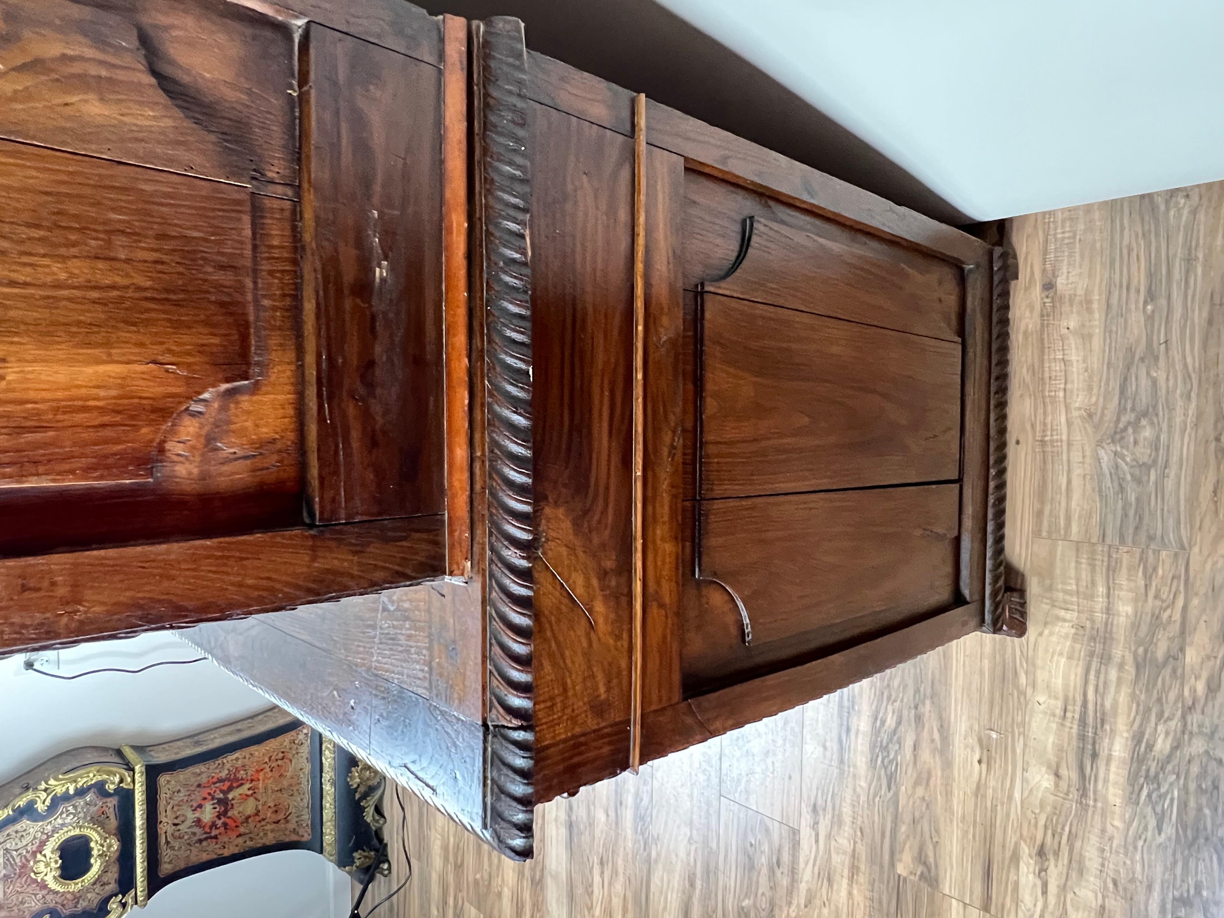 Châtaignier Antique French Renaissance Revival Chestnut Step Back Book Case c. Milieu du 19ème siècle. en vente