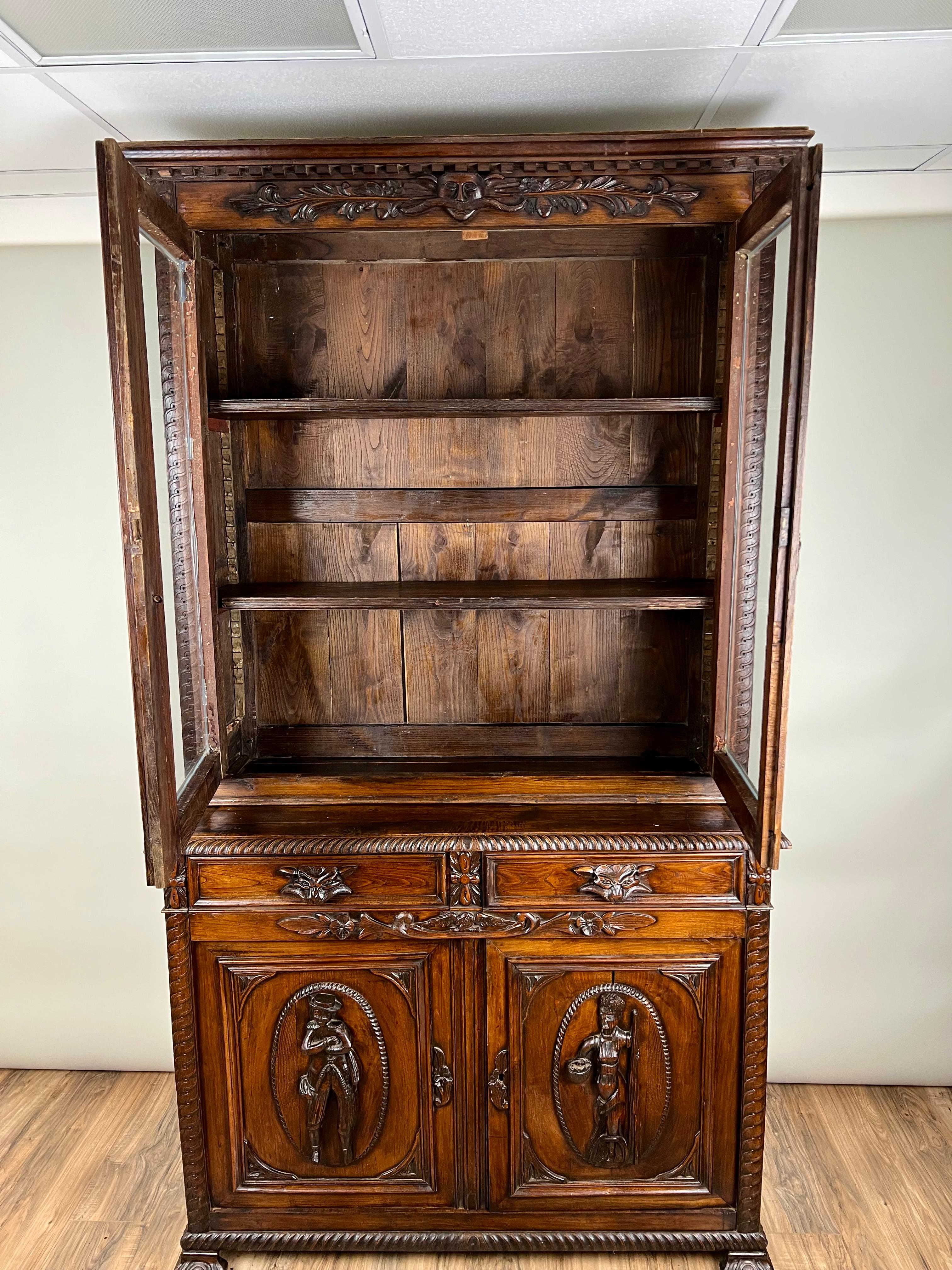 Antique French Renaissance Revival Chestnut Step Back Book Case c. Milieu du 19ème siècle. en vente 1