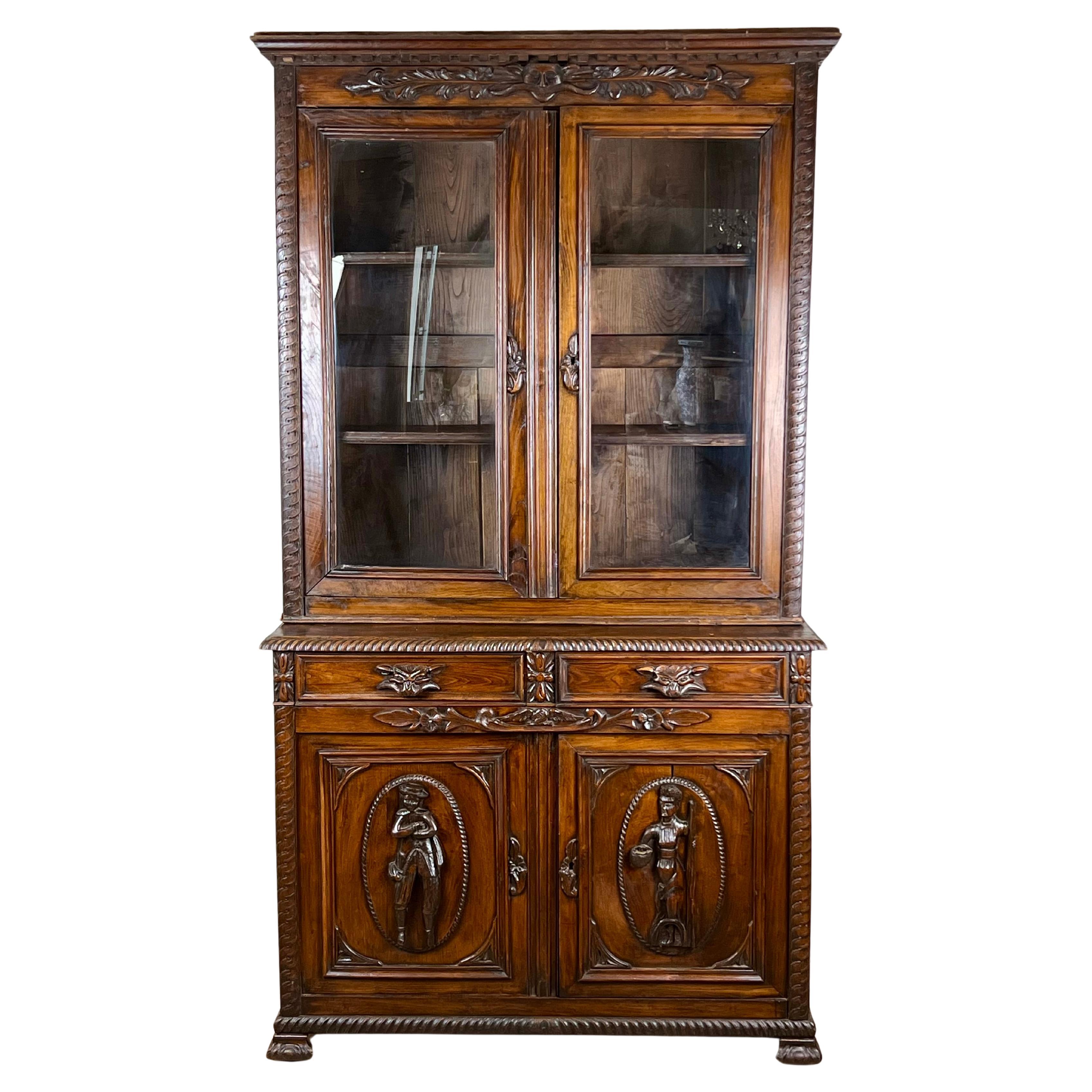 Antique French Renaissance Revival Chestnut Step Back Book Case c. Milieu du 19ème siècle. en vente