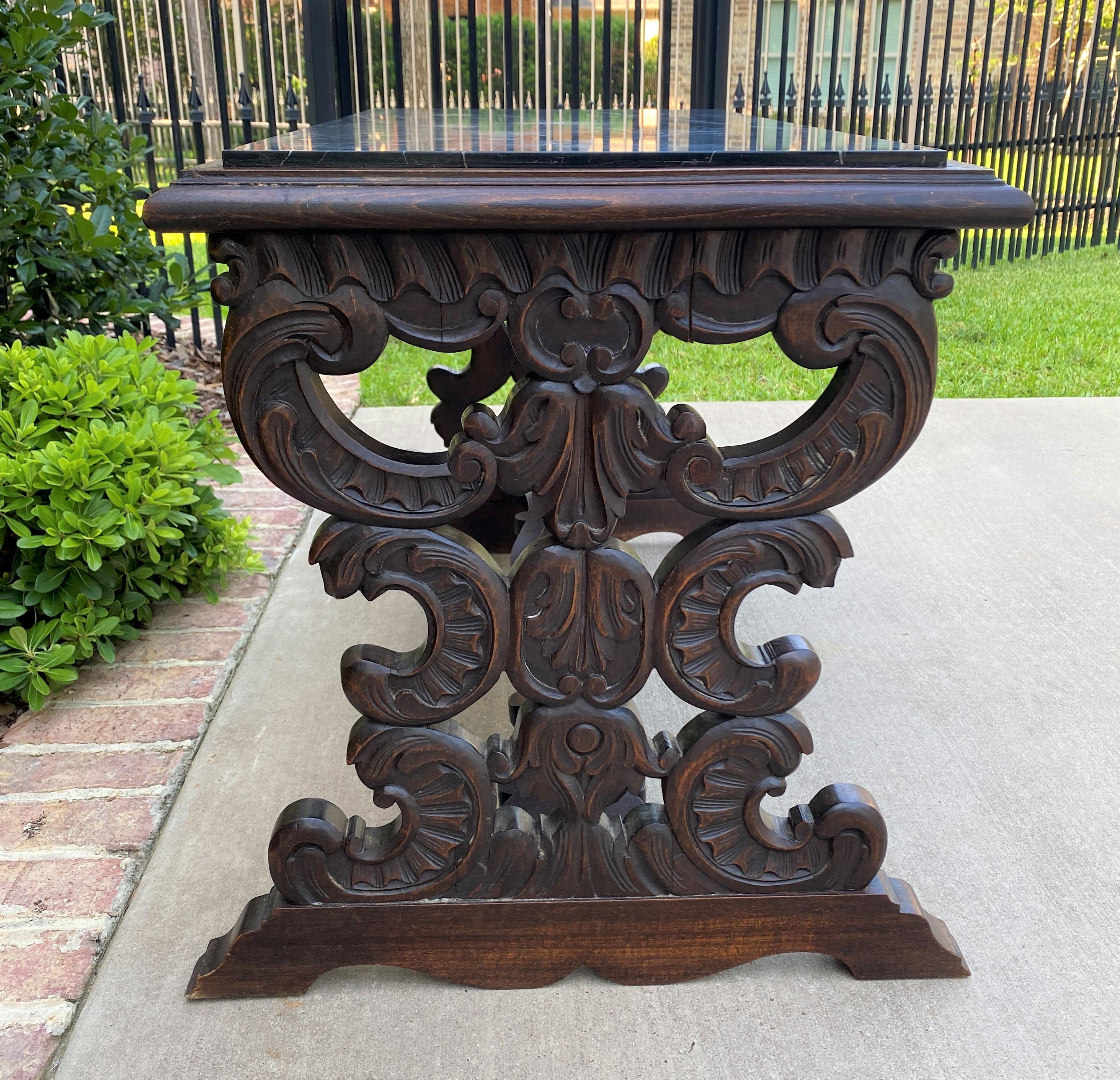 Table basse, banc ou canapé unique en chêne sculpté de style Renaissance française avec dessus en marbre noir~~c. 1920s

 Accents de 