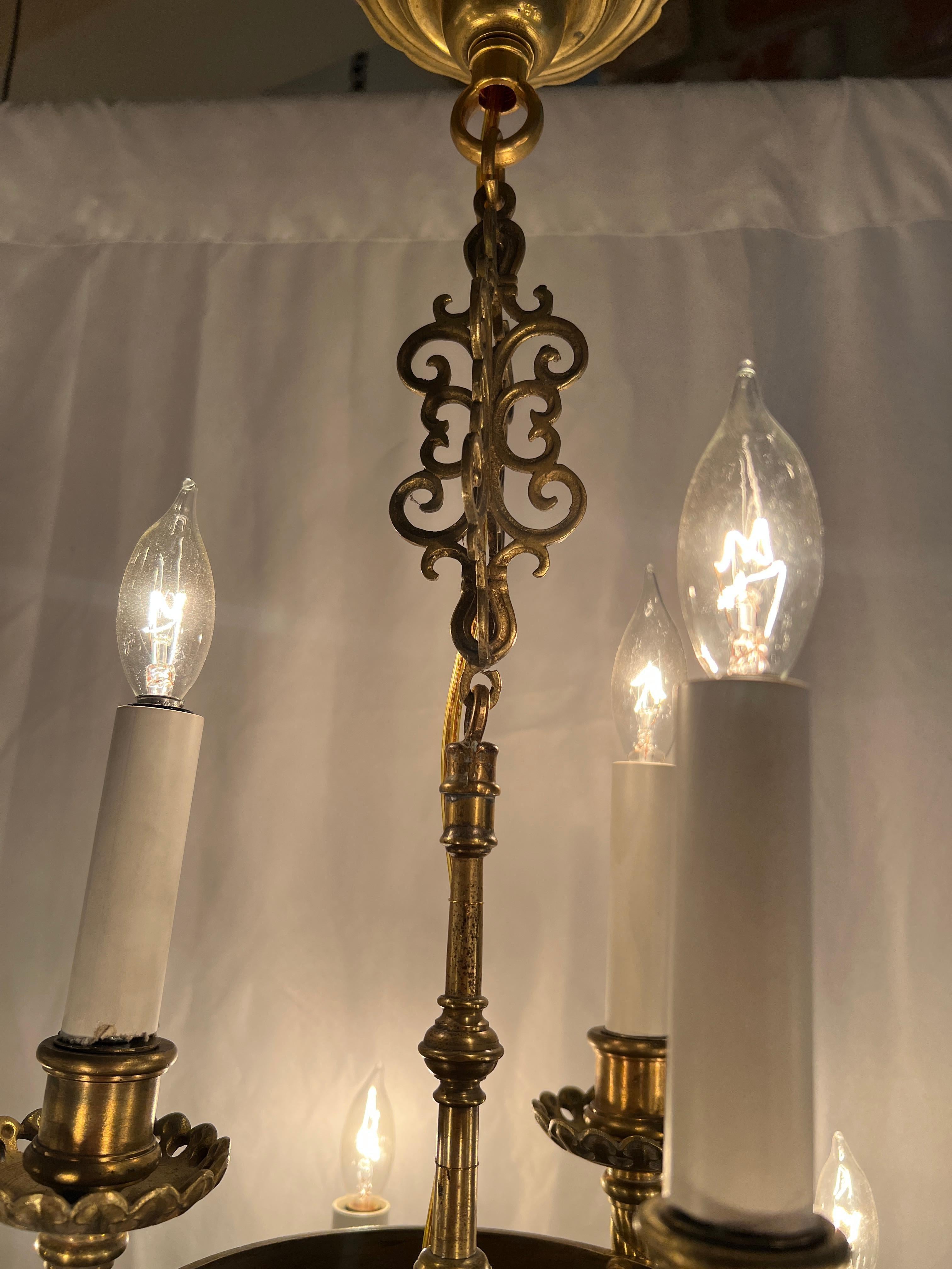 Lustre ancien en bronze doré de style Renaissance française à 9 lumières, circa 1910-1920.