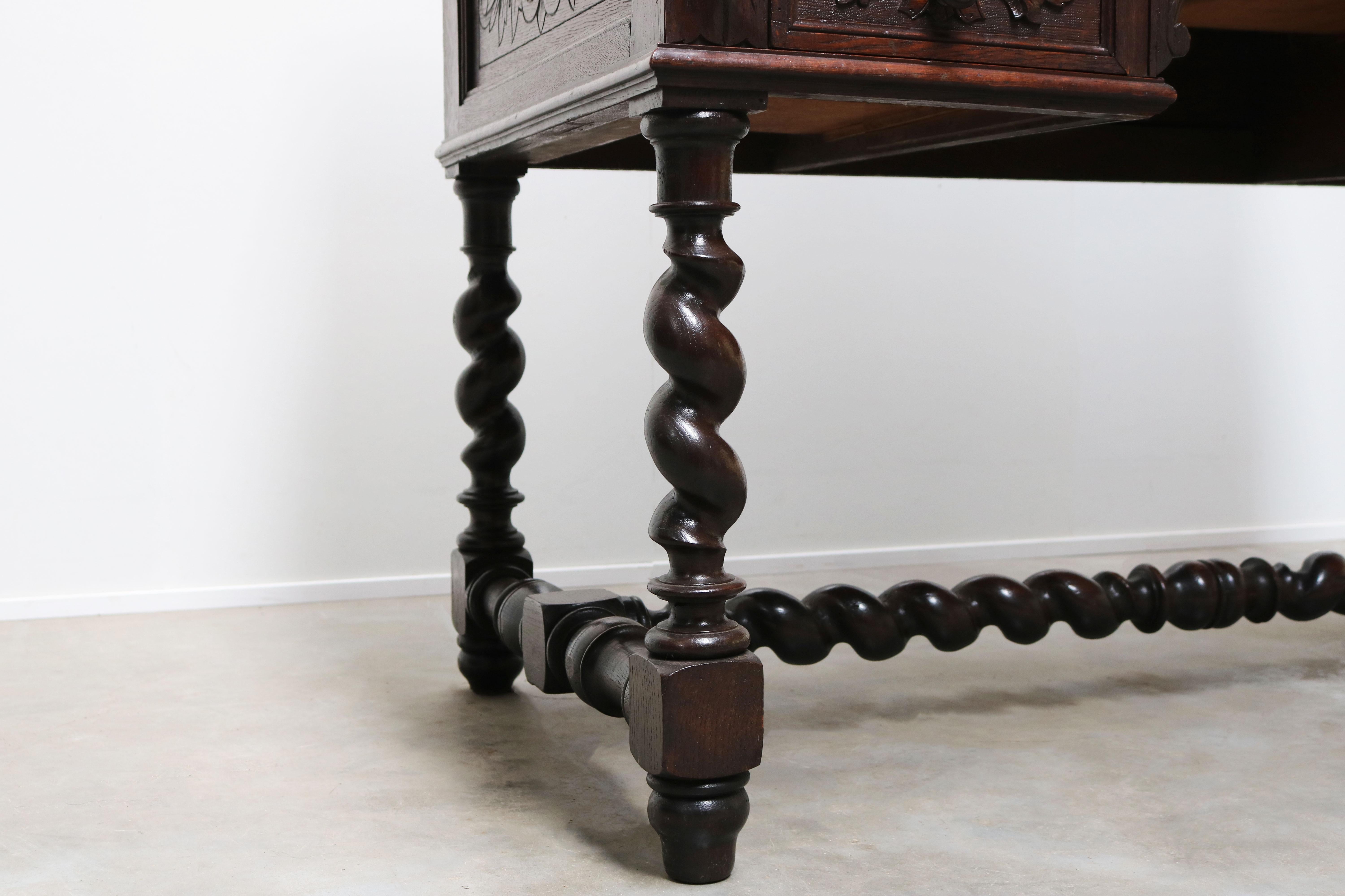 Precioso Escritorio francés antiguo del Renacimiento del siglo XIX / estilo Hunt en roble tallado. 
Maravilloso escritorio decorado al estilo de la caza, con cajones de cabeza de zorro y columnas torcidas de cebada. 
Fabricado artesanalmente con