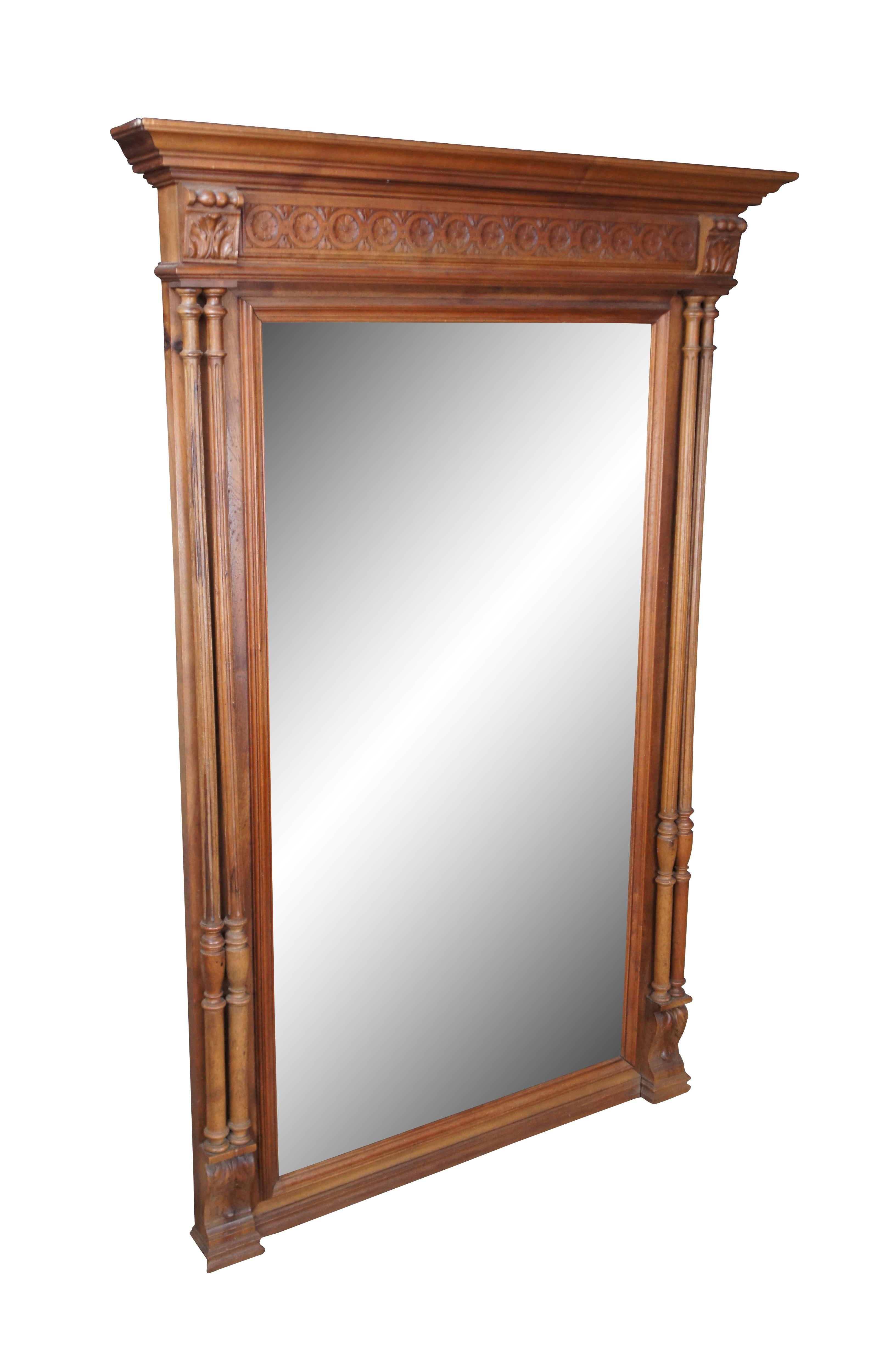 Miroir de cheminée ou de courtoisie ancien de style Renaissance française.  Fabriquée en noyer, elle présente des acanthes, un motif floral en forme de roue d'épingle et des paires de colonnes cannelées encadrant un miroir biseauté.

Dimensions :
39
