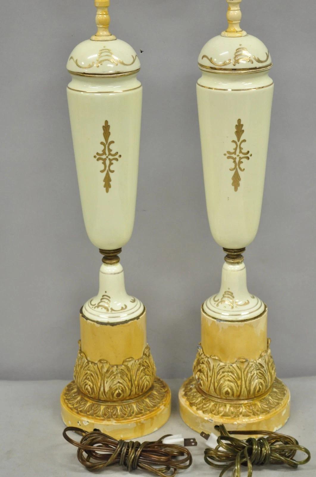 Antiguo Renacimiento Francés Esbelta Urna de Porcelana Pintada a Mano Lámparas de Mesa - Pareja en venta 3