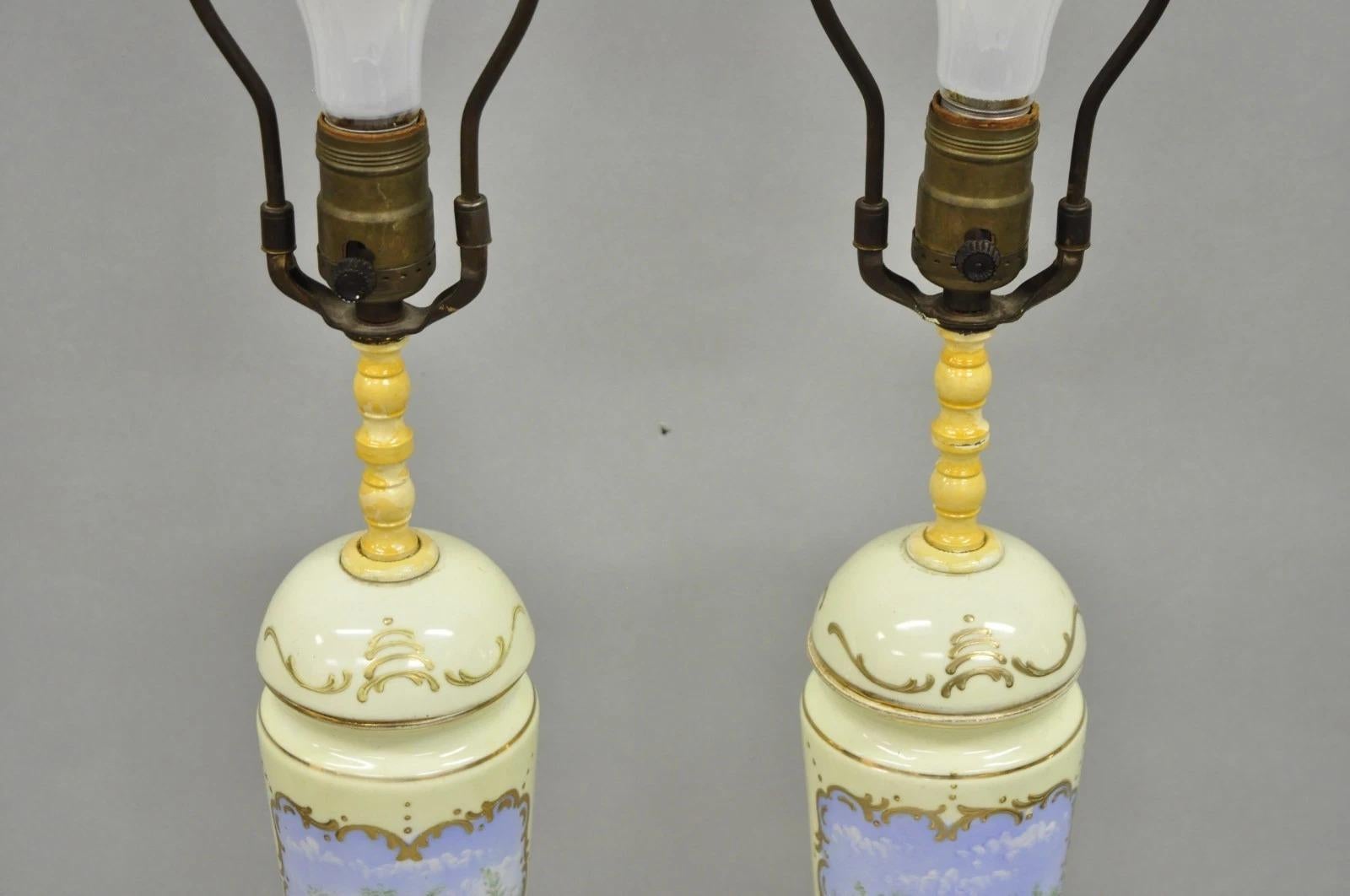 Antiguo Renacimiento Francés Esbelta Urna de Porcelana Pintada a Mano Lámparas de Mesa - Pareja en venta 4