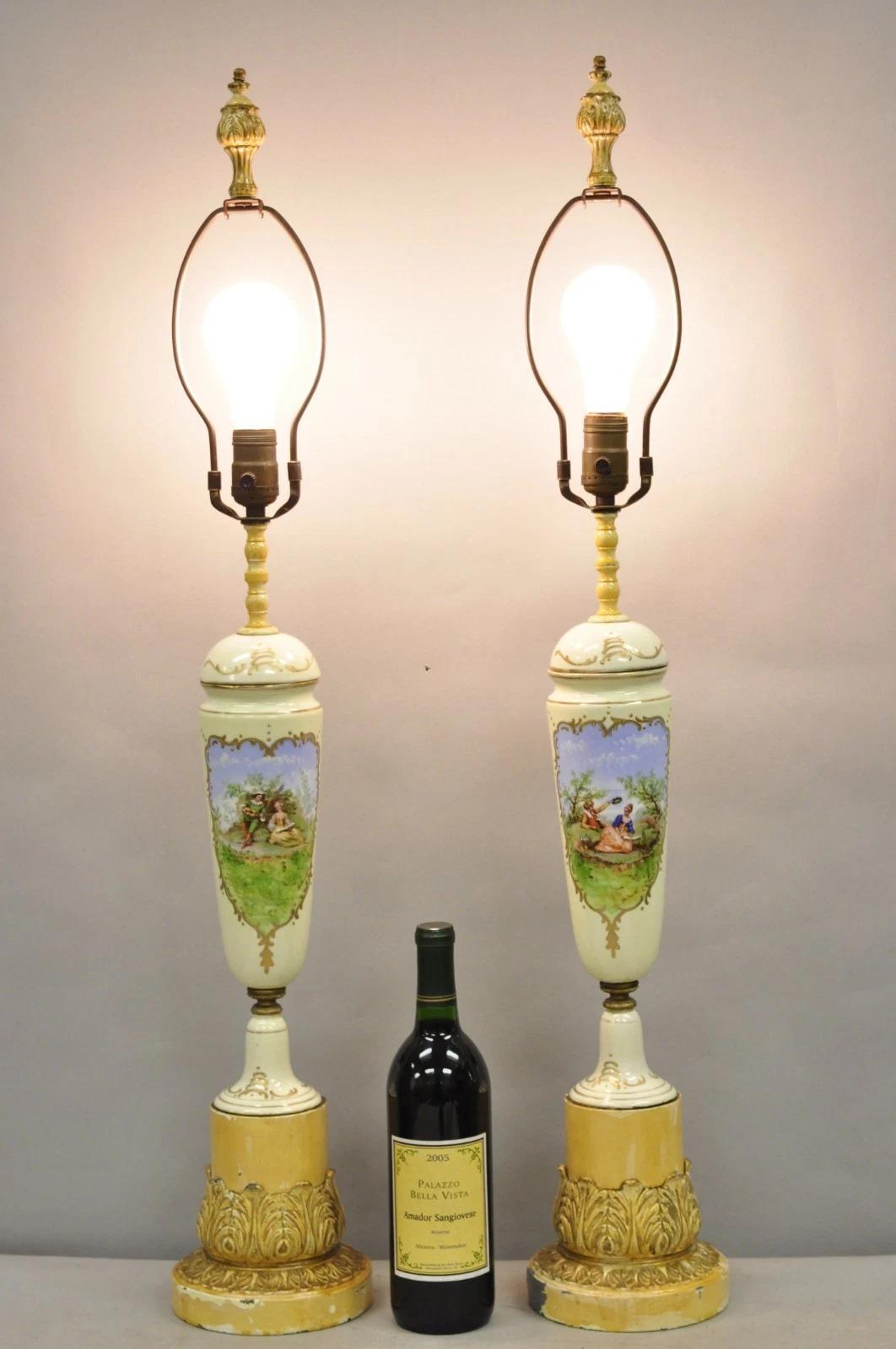 Antiguo Renacimiento Francés Esbelta Urna de Porcelana Pintada a Mano Escenas de Cortejo sobre Base de Metal Pintado Lámparas de Mesa - un Par. Principios del siglo XX. Medidas: 36