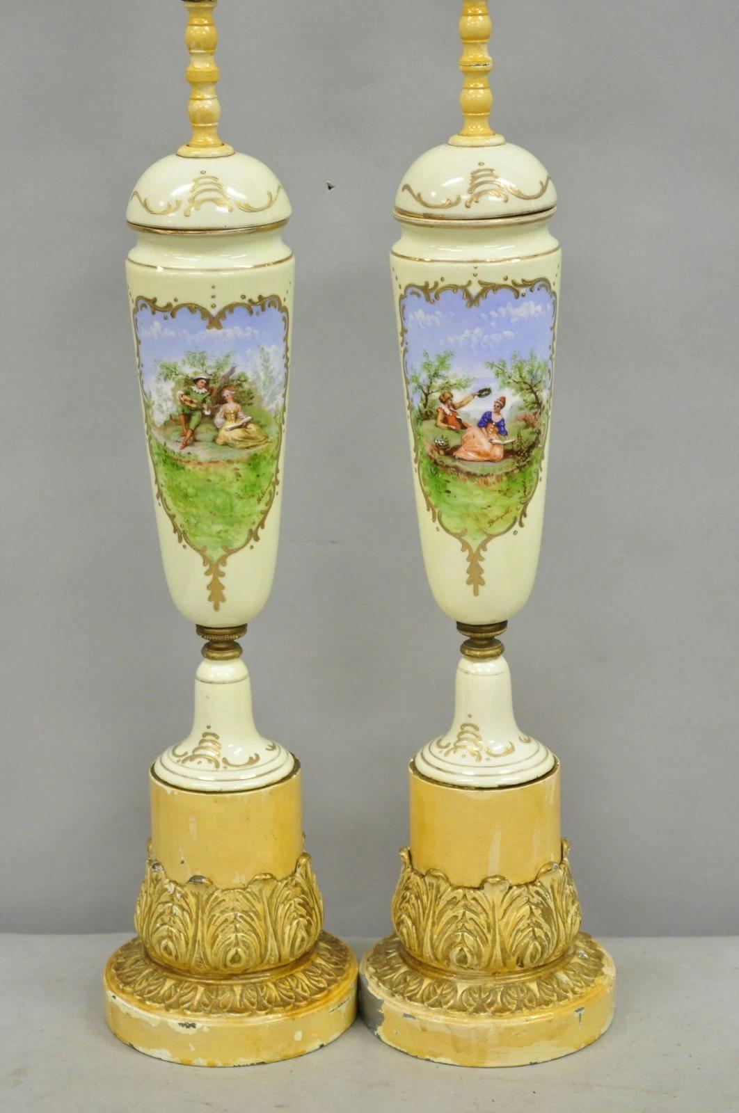 Antiguo Renacimiento Francés Esbelta Urna de Porcelana Pintada a Mano Lámparas de Mesa - Pareja Otro en venta